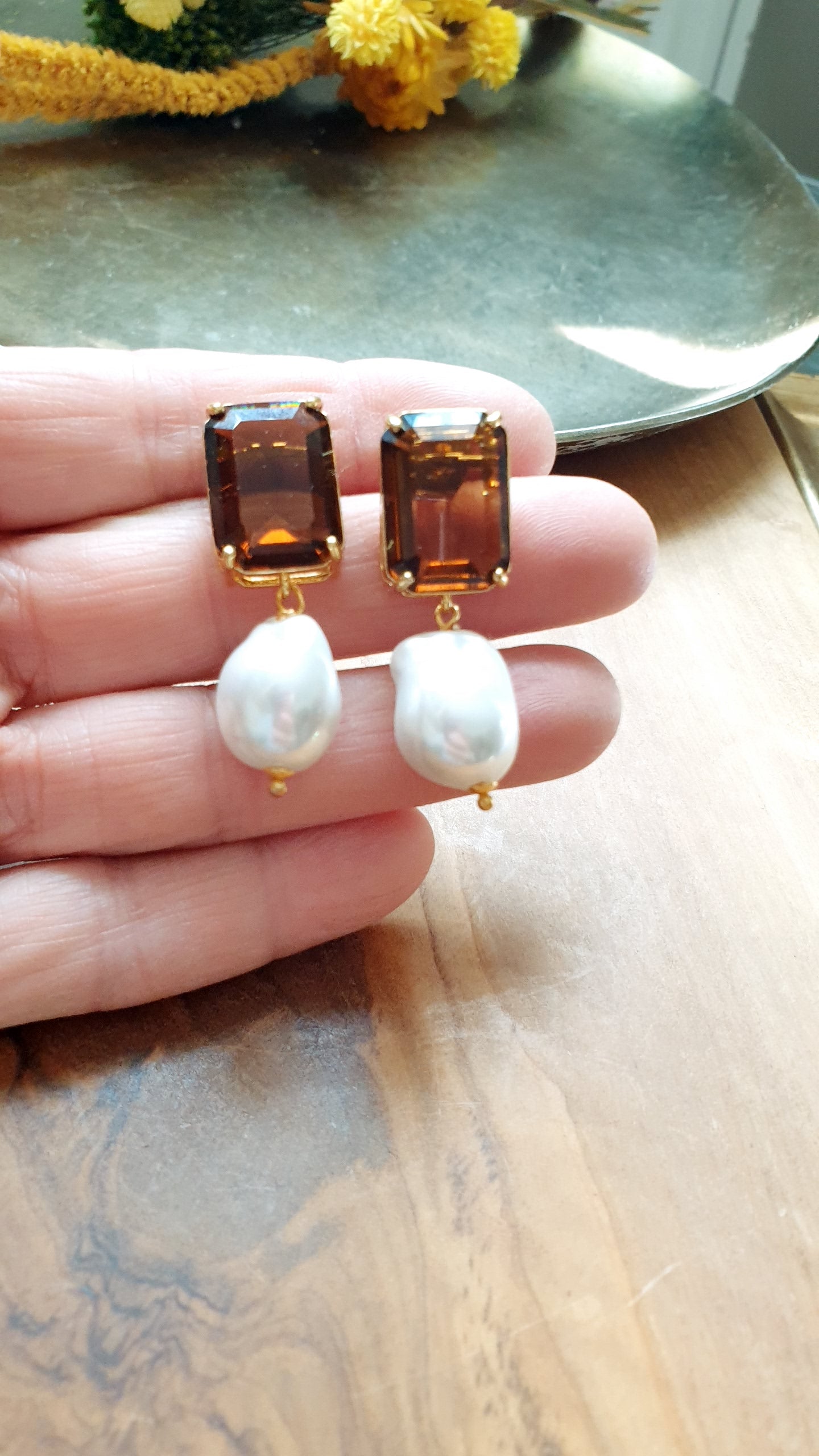 Orecchini in ottone con cristalli e perle