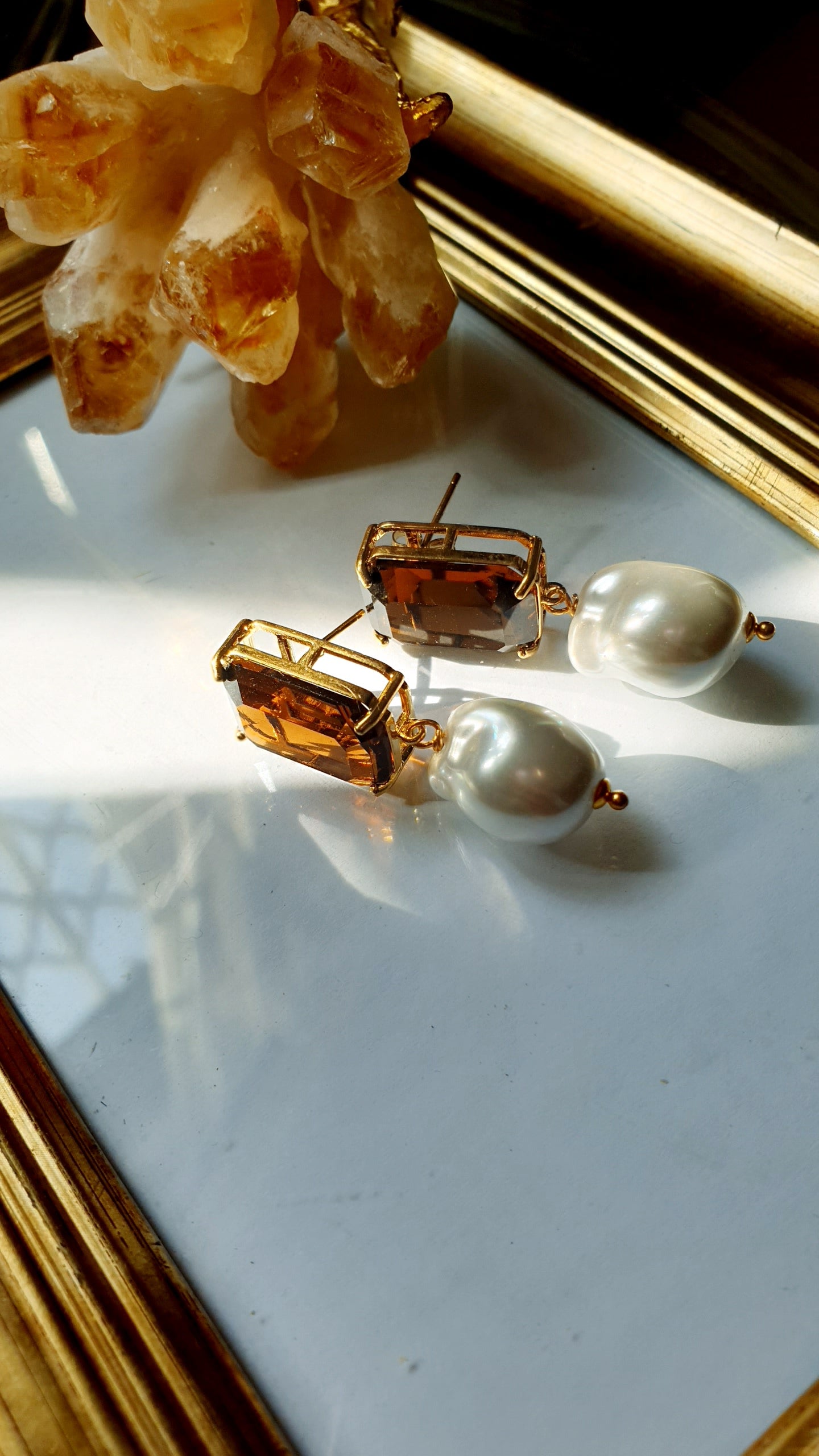 Orecchini in ottone con cristalli e perle