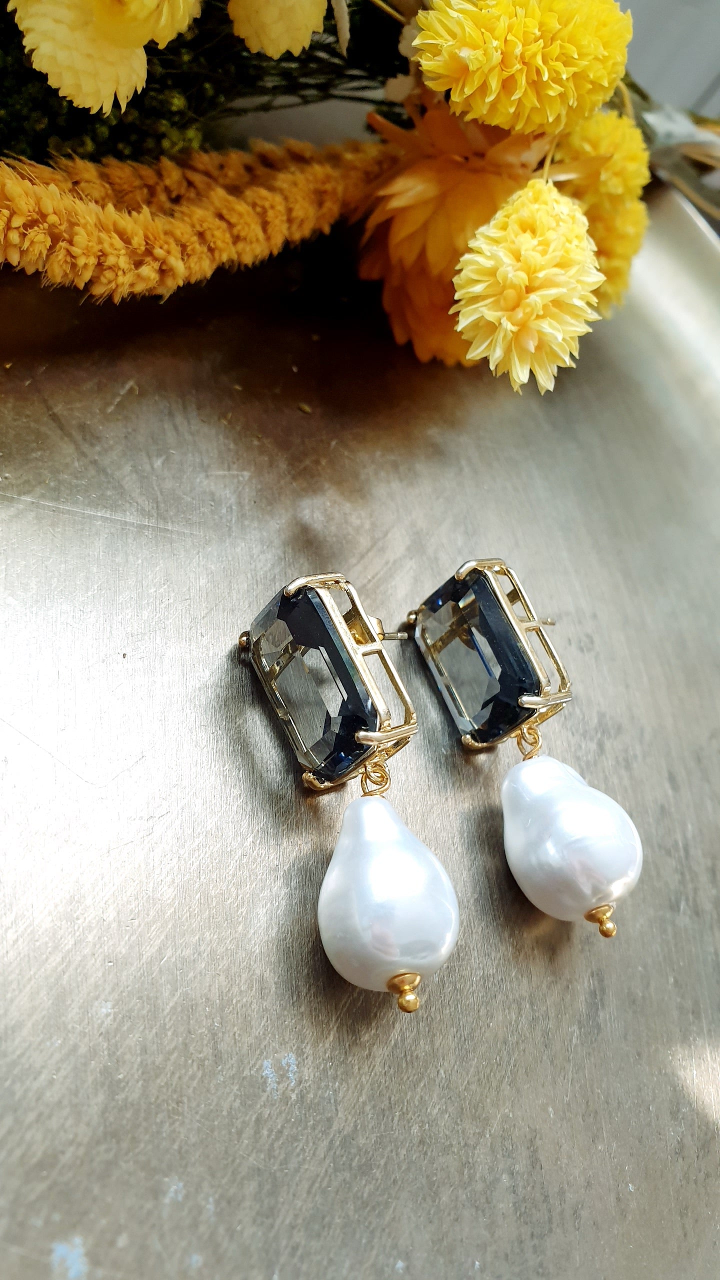 Orecchini in ottone con cristalli e perle