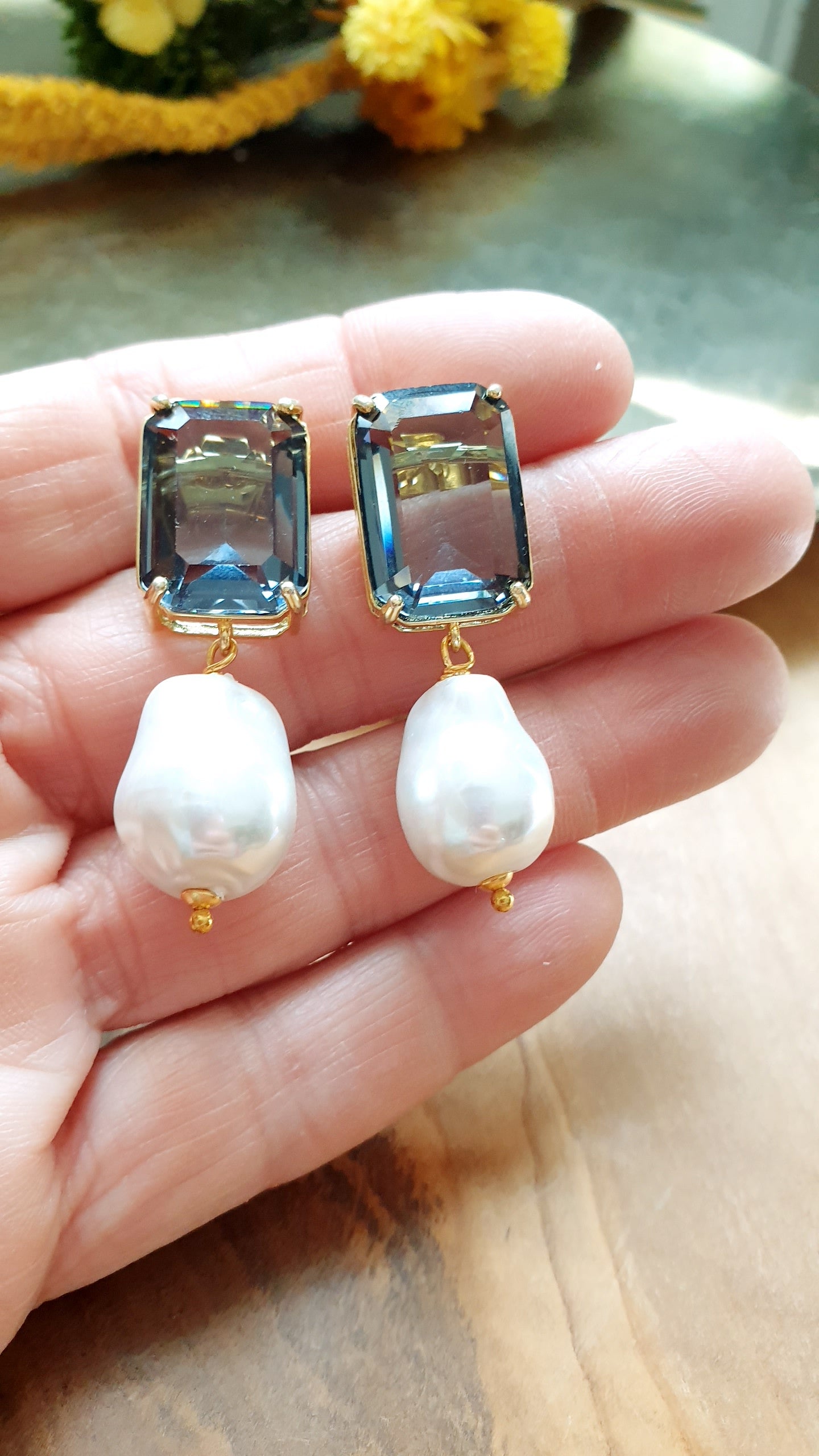 Orecchini in ottone con cristalli e perle