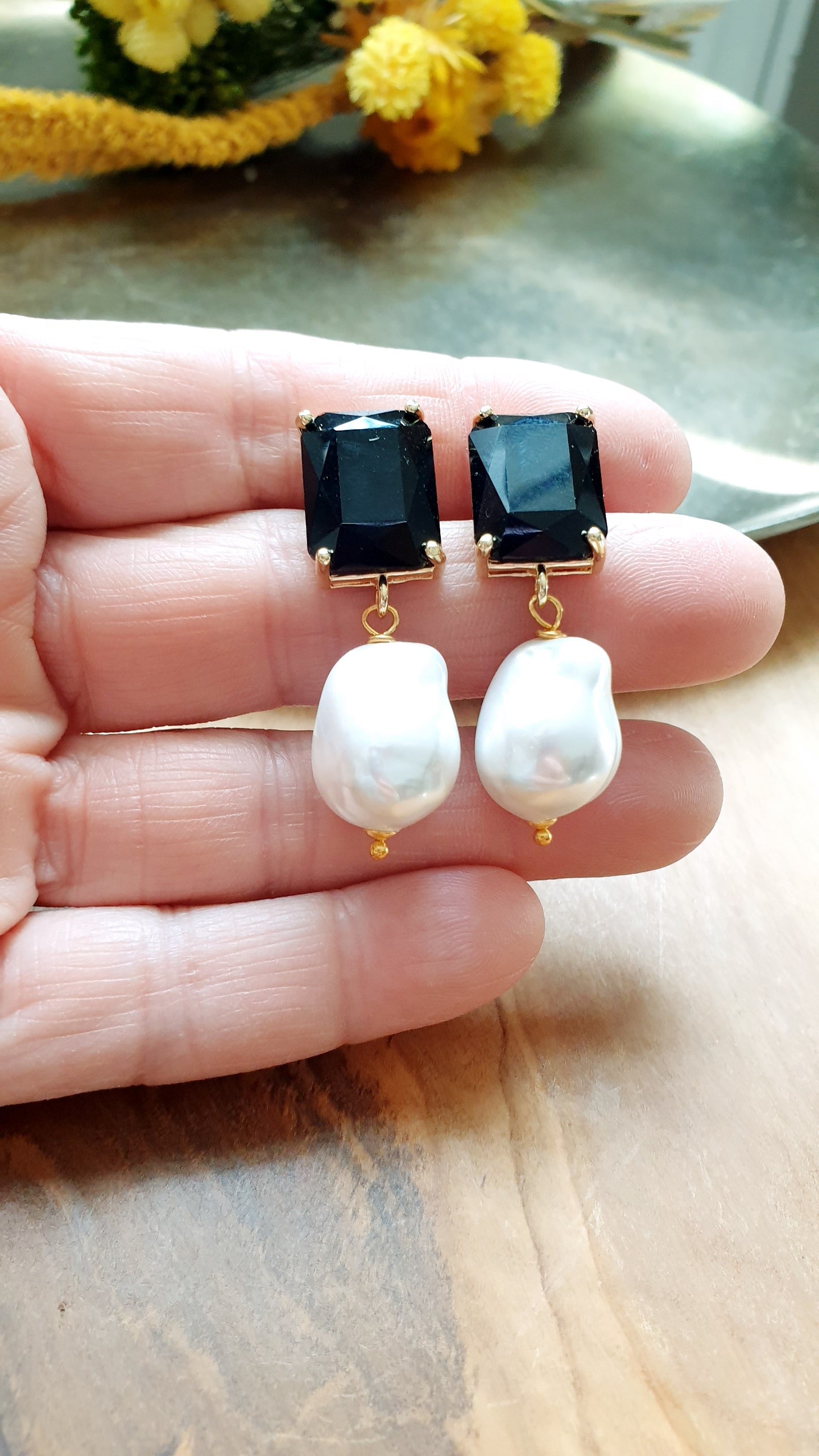 Orecchini in ottone con cristalli e perle