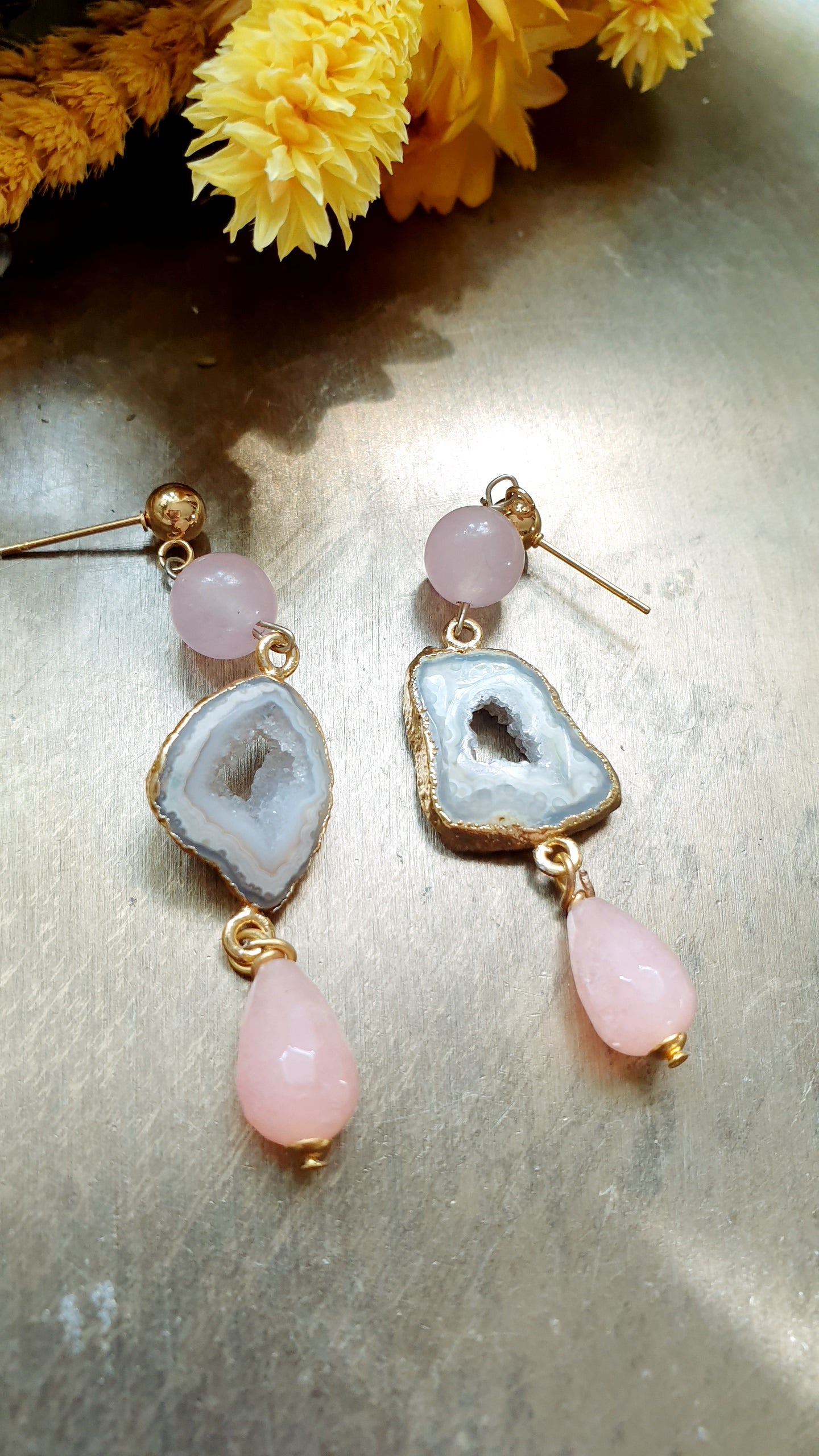Orecchini in acciaio con druse e quarzo rosa