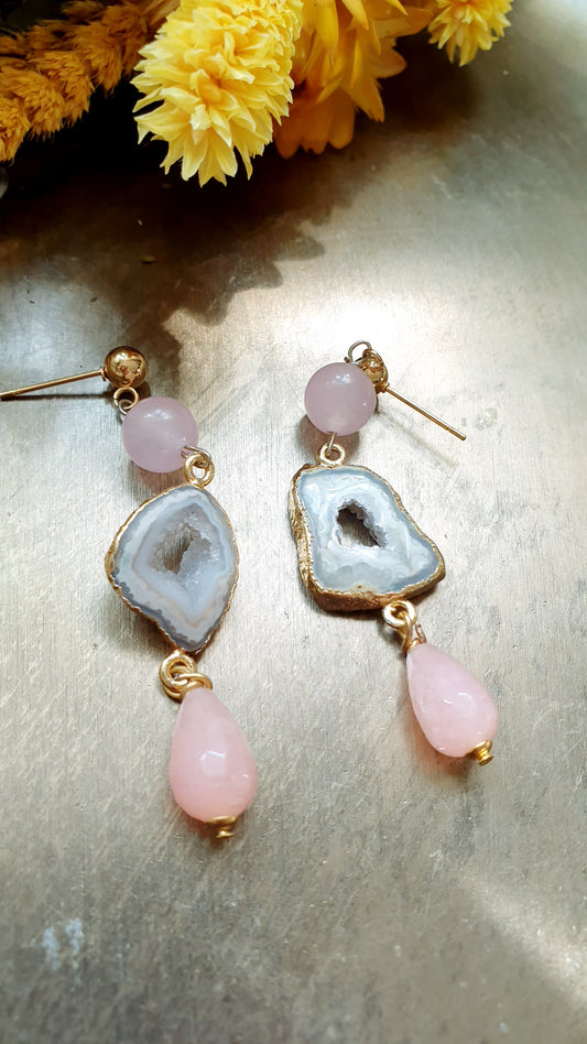 Orecchini in acciaio con druse e quarzo rosa