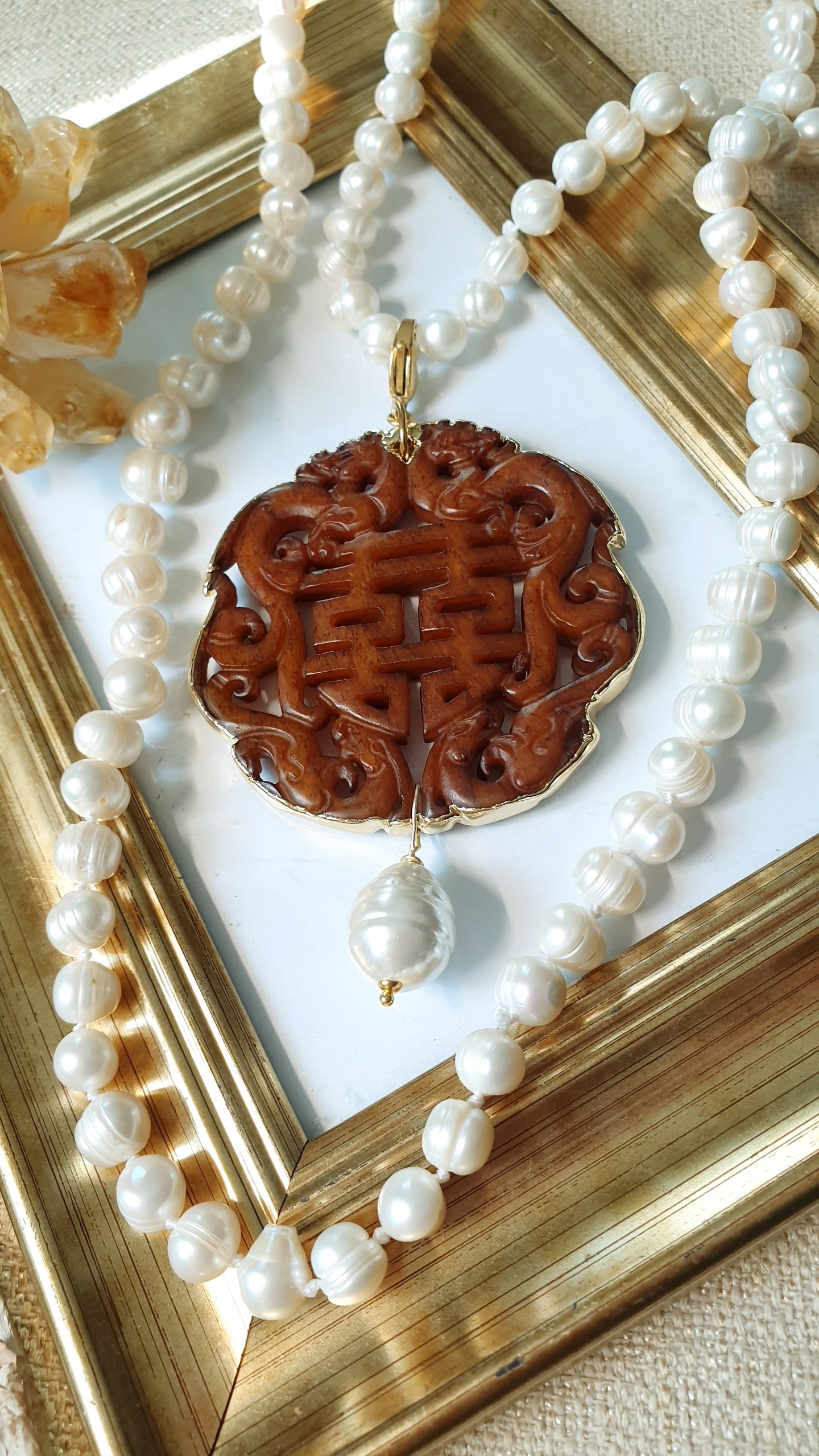 Collana di perle di fiume con ciondolo in giada e perla