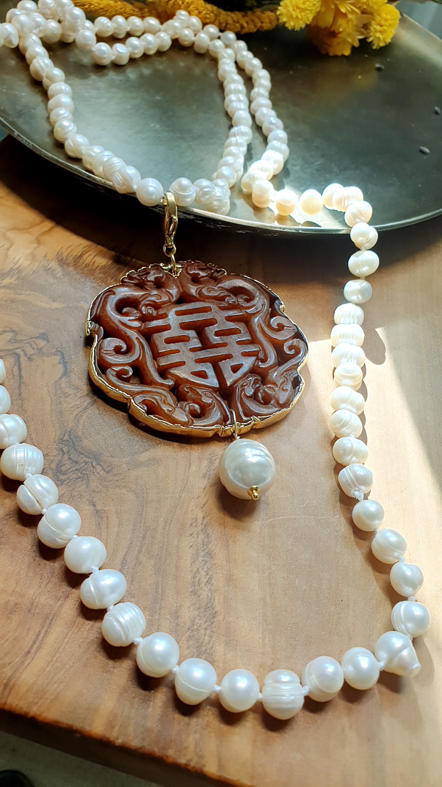 Collana di perle di fiume con ciondolo in giada e perla