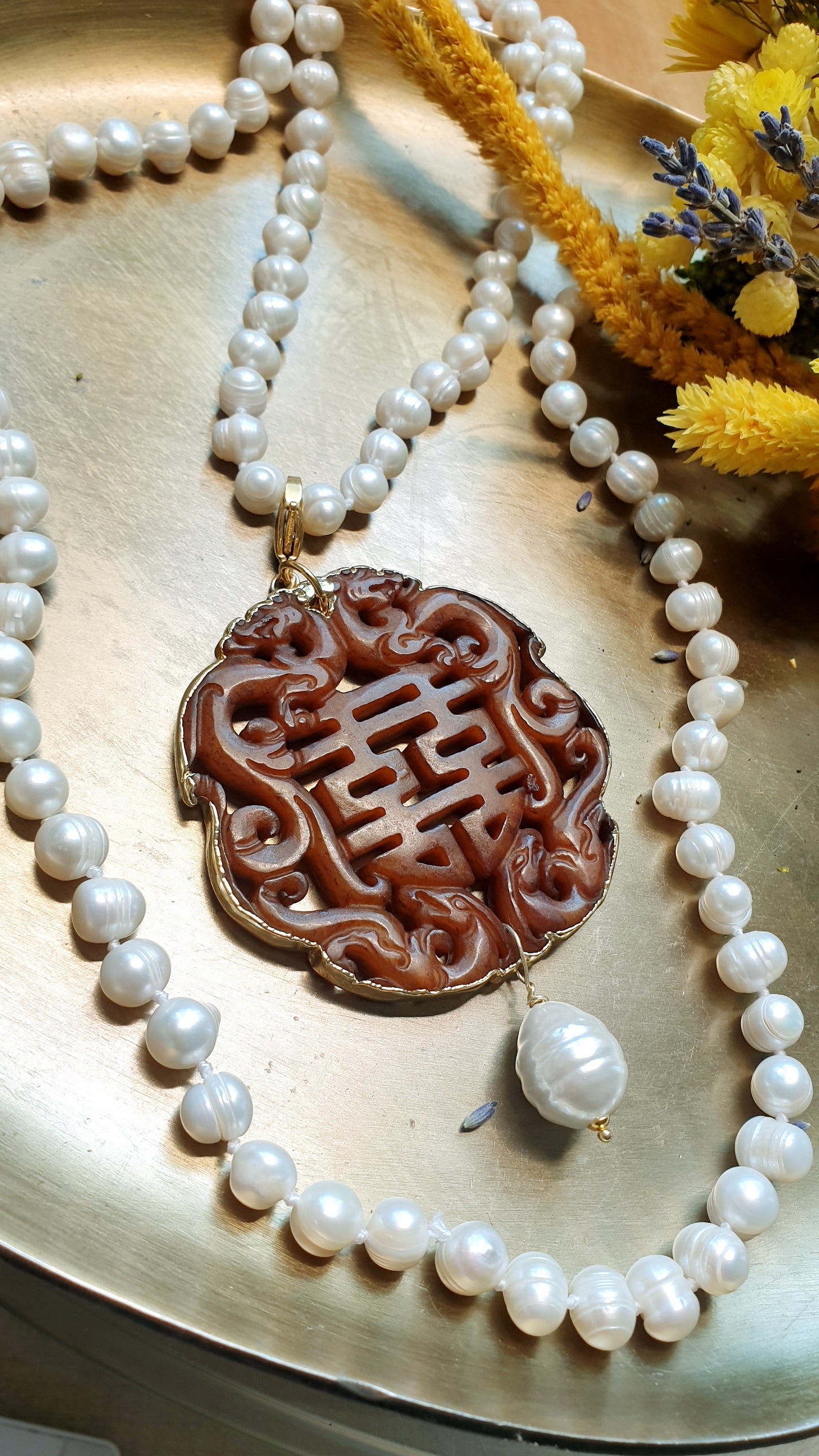 Collana di perle di fiume con ciondolo in giada e perla