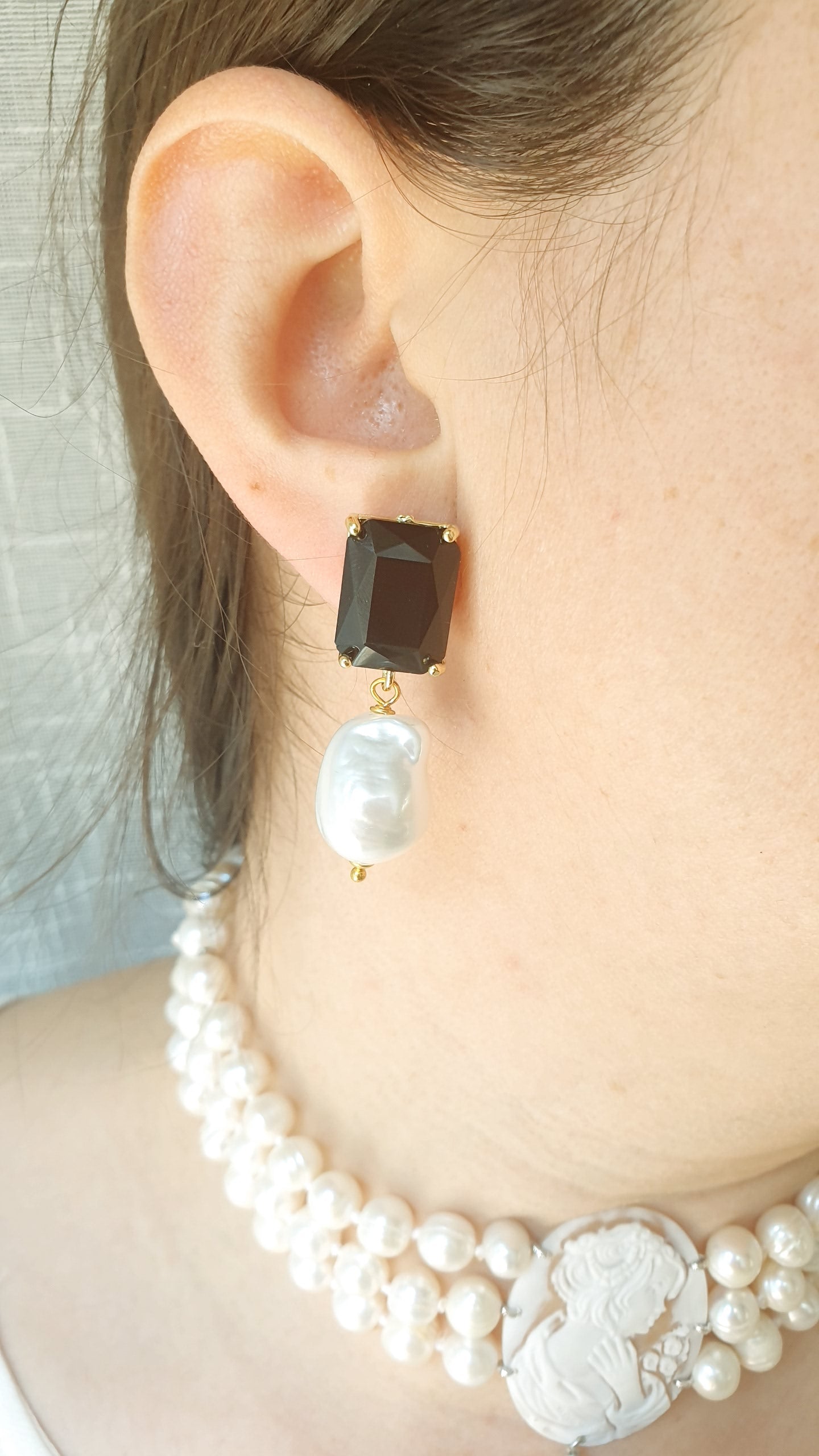 Orecchini in ottone con cristalli e perle