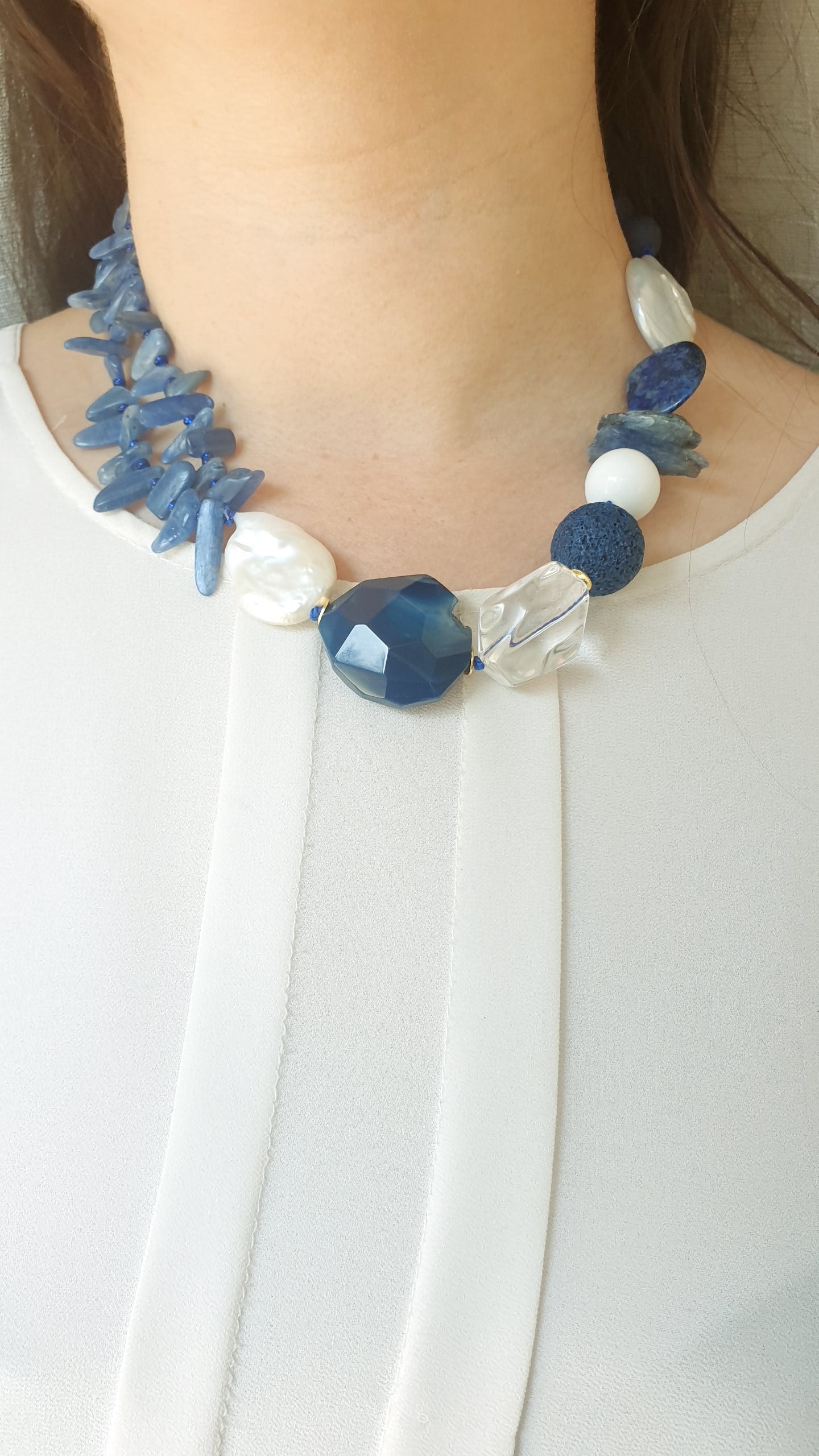 Girocollo con cianite, lapis, perle, agate, quarzo.