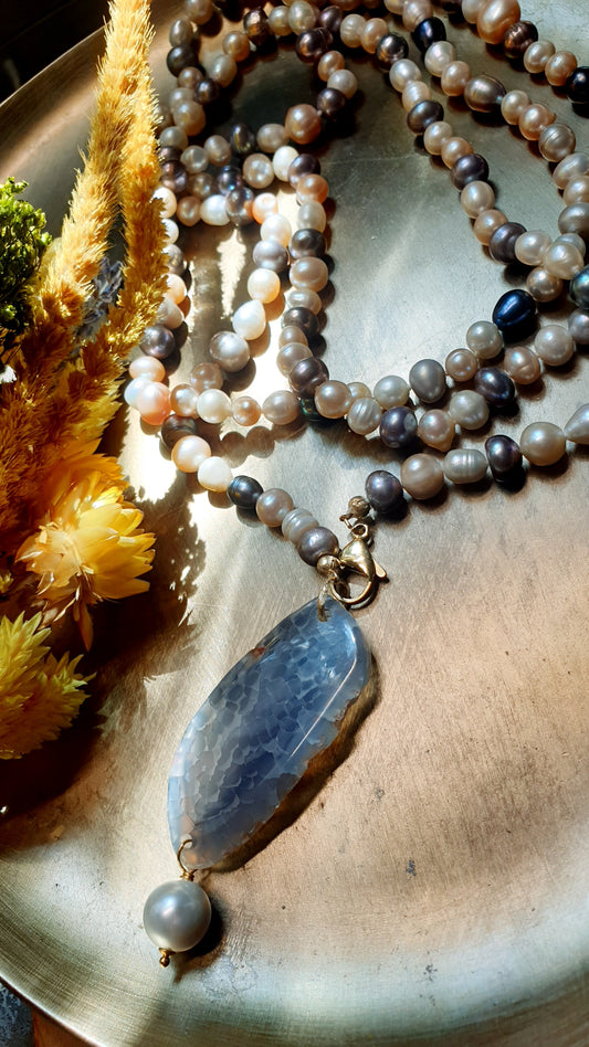 Lunga collana di perle di fiume con ciondolo di agata e perla.
