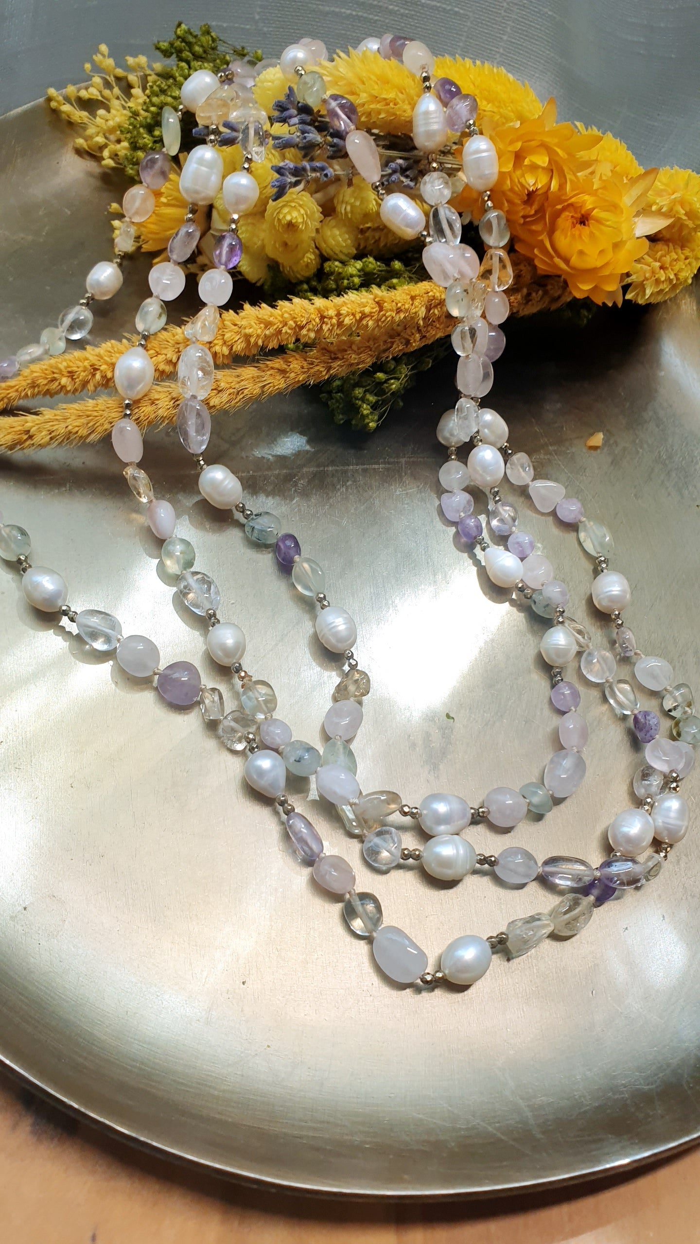Lunga collana di pietre dure