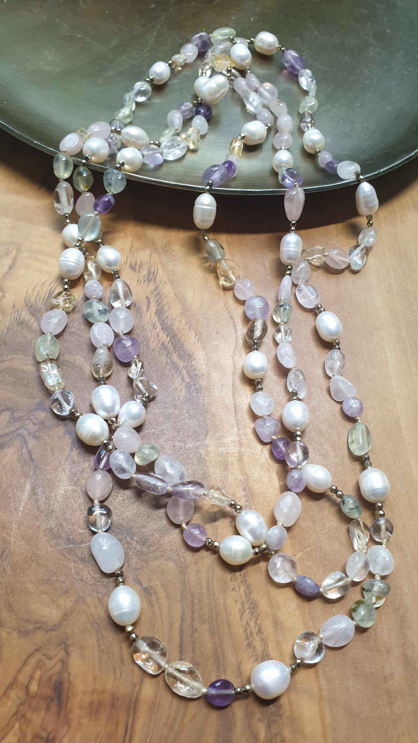 Lunga collana di pietre dure