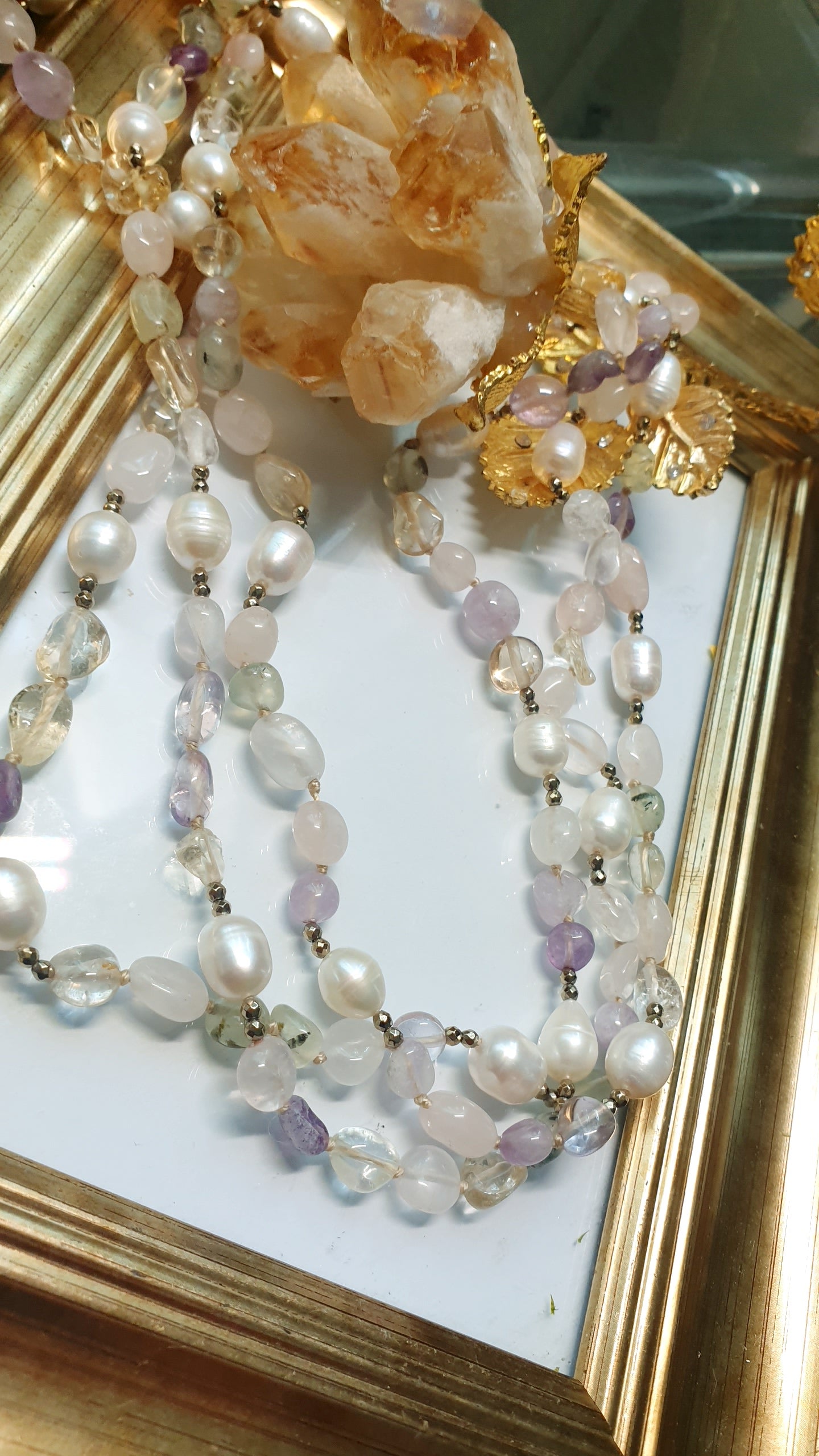 Lunga collana di pietre dure