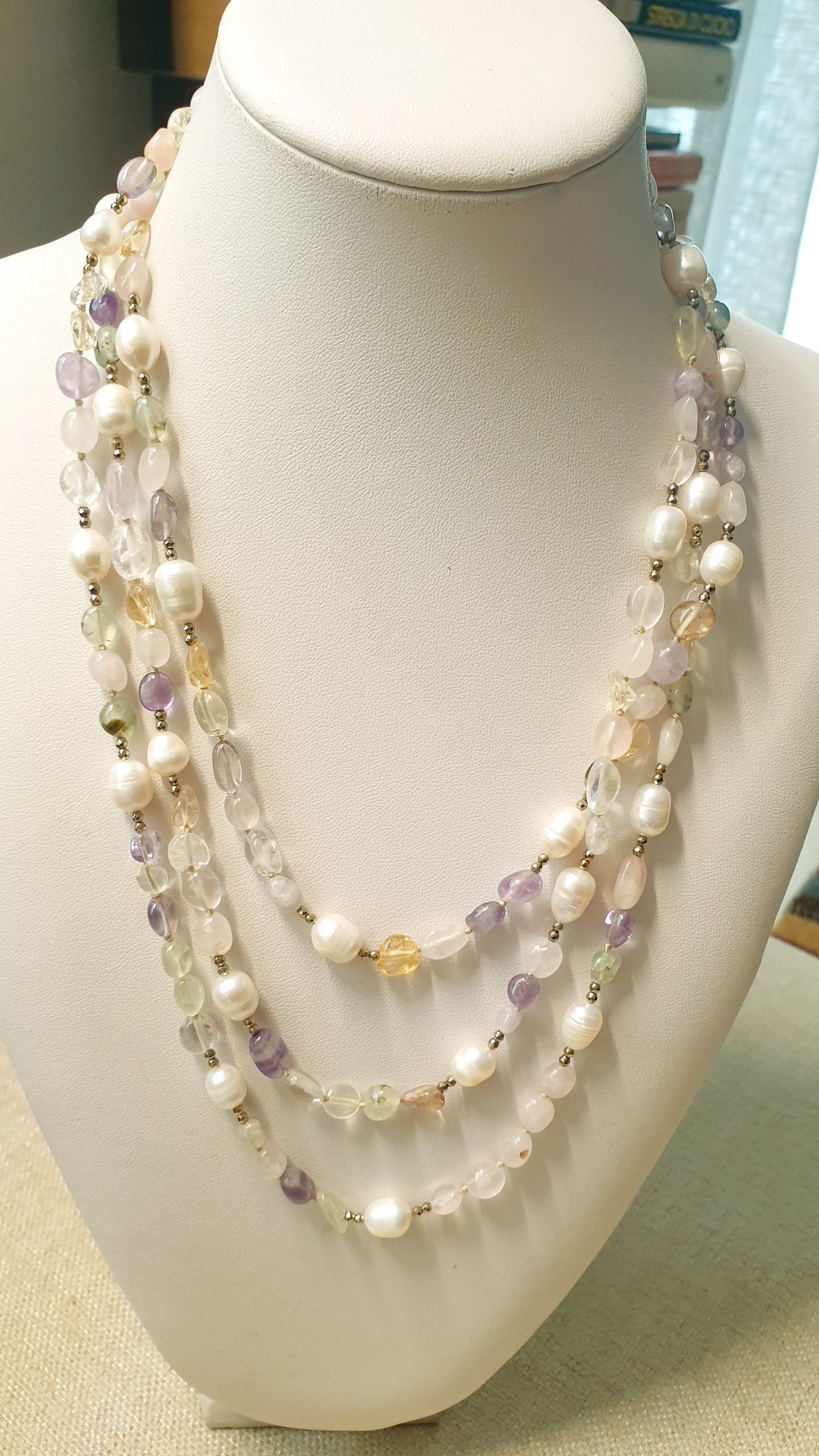 Lunga collana di pietre dure