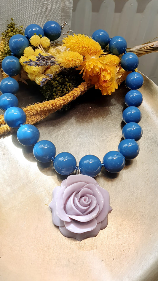 Collana di resina con rosa