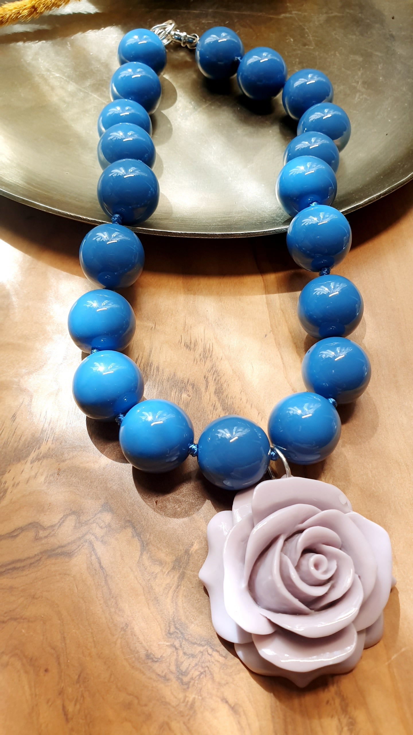 Collana di resina con rosa
