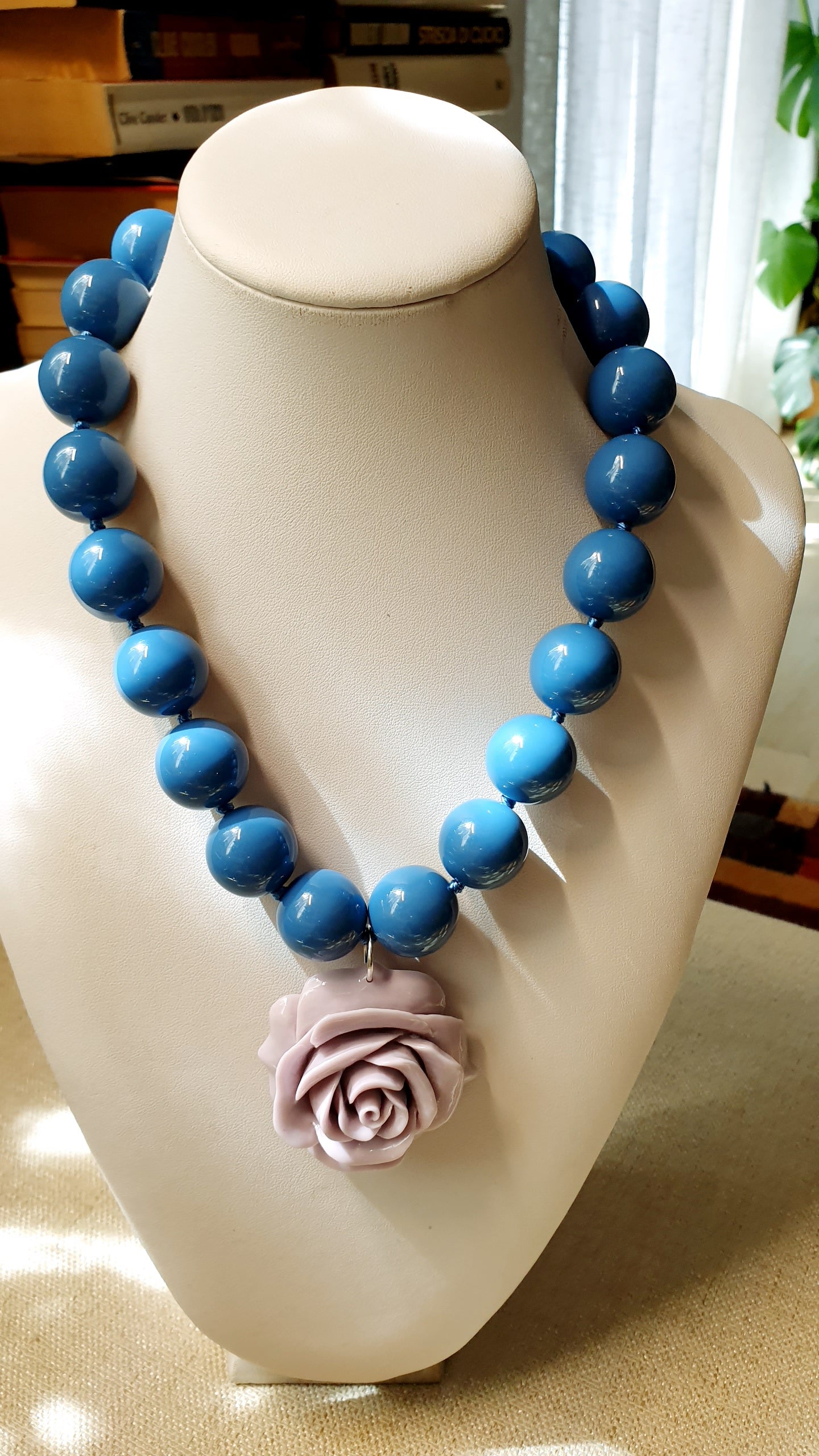 Collana di resina con rosa