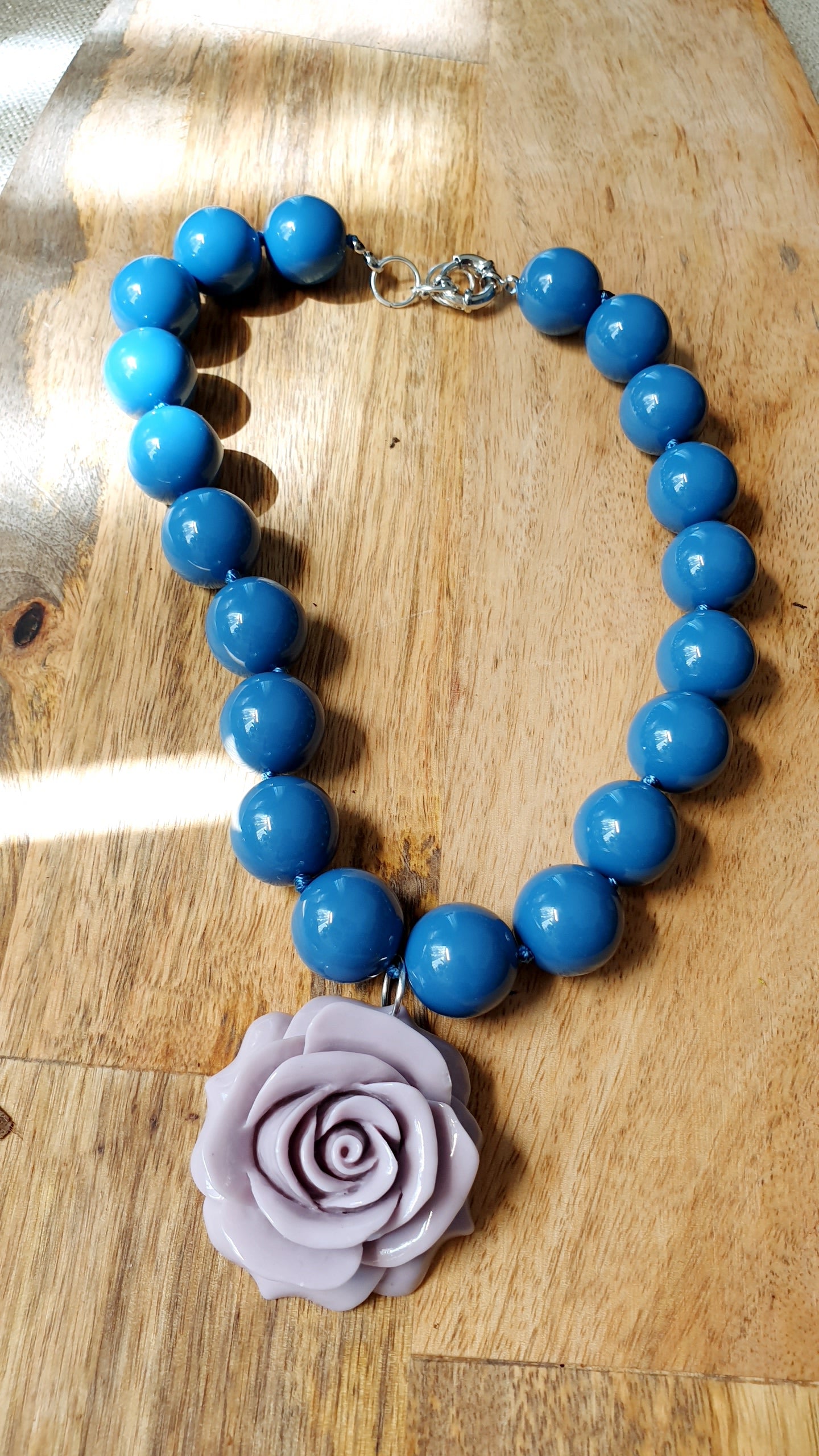 Collana di resina con rosa