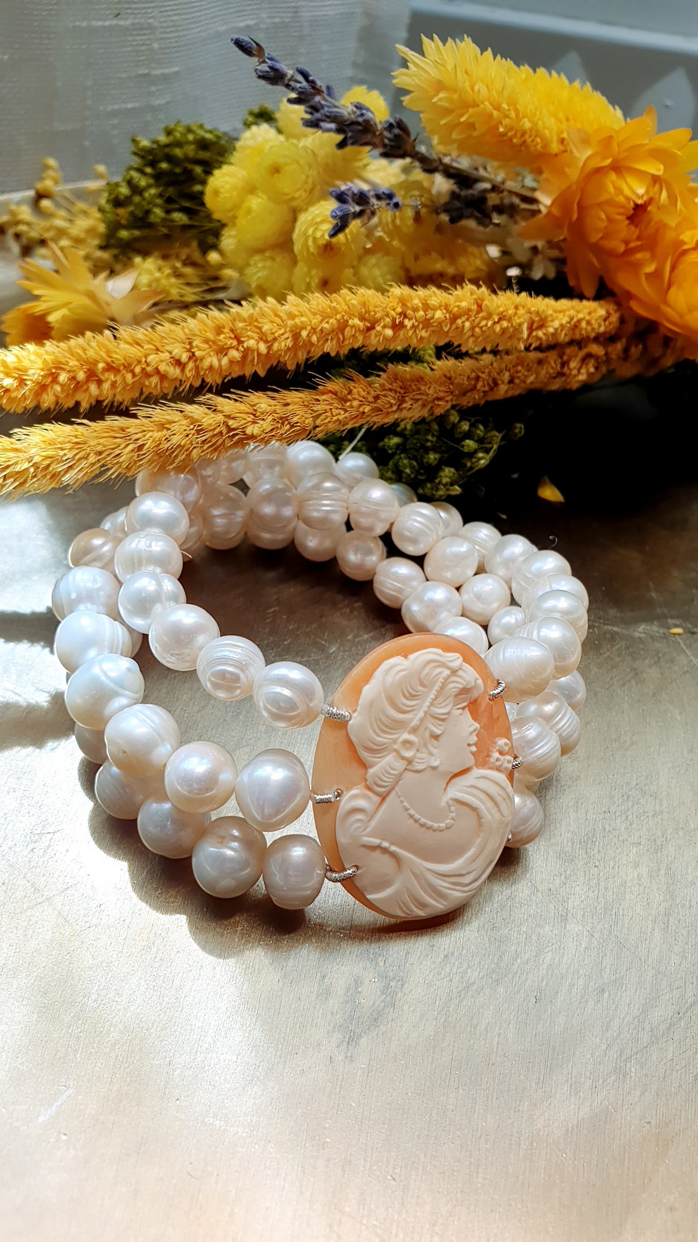 Bracciale cammeo e perle di fiume