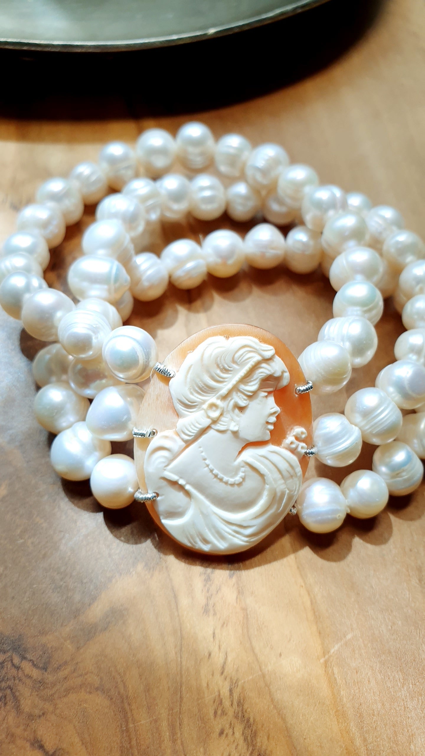 Bracciale cammeo e perle di fiume
