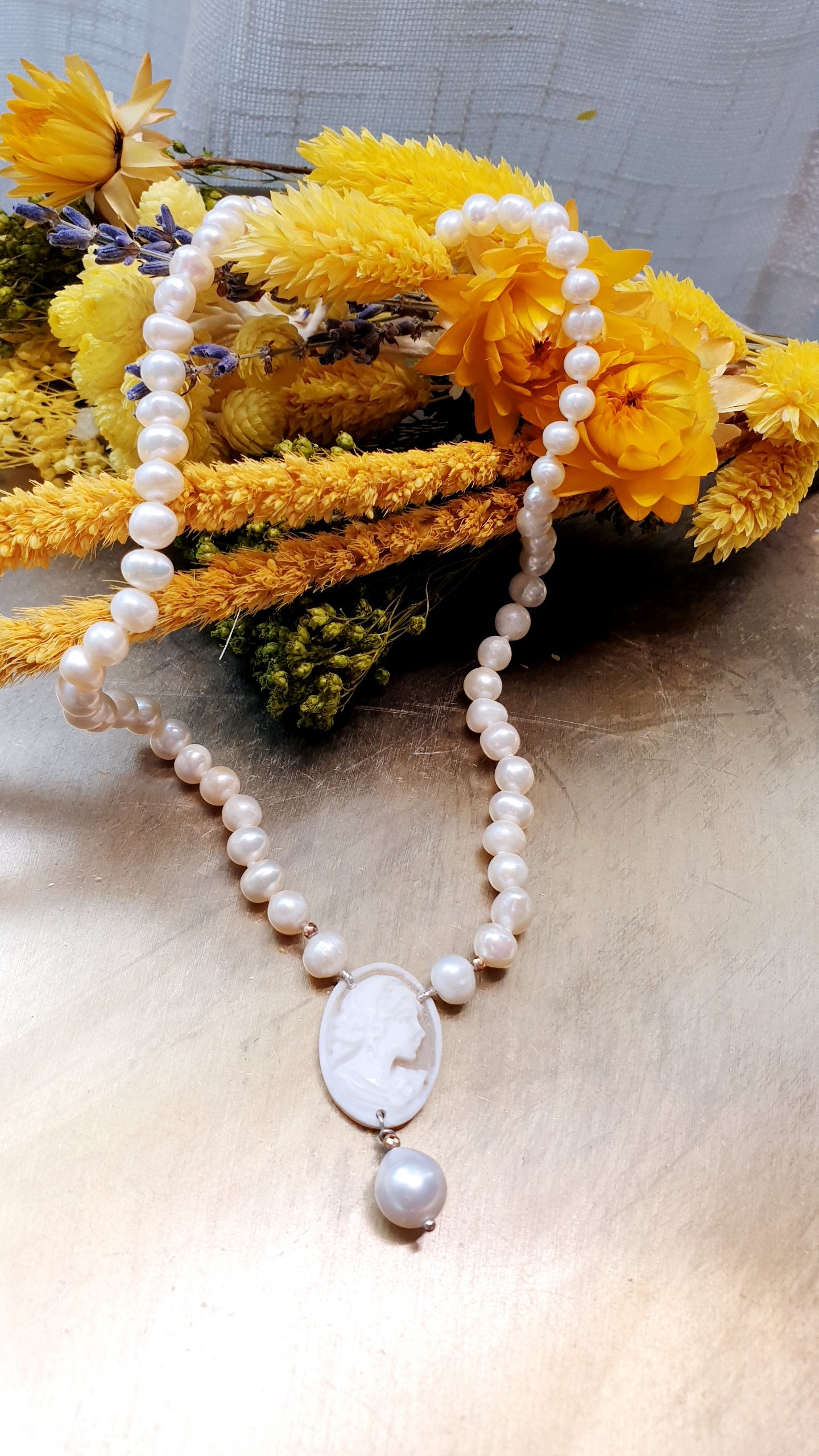 Girocollo in perle di fiume con cammeo originale