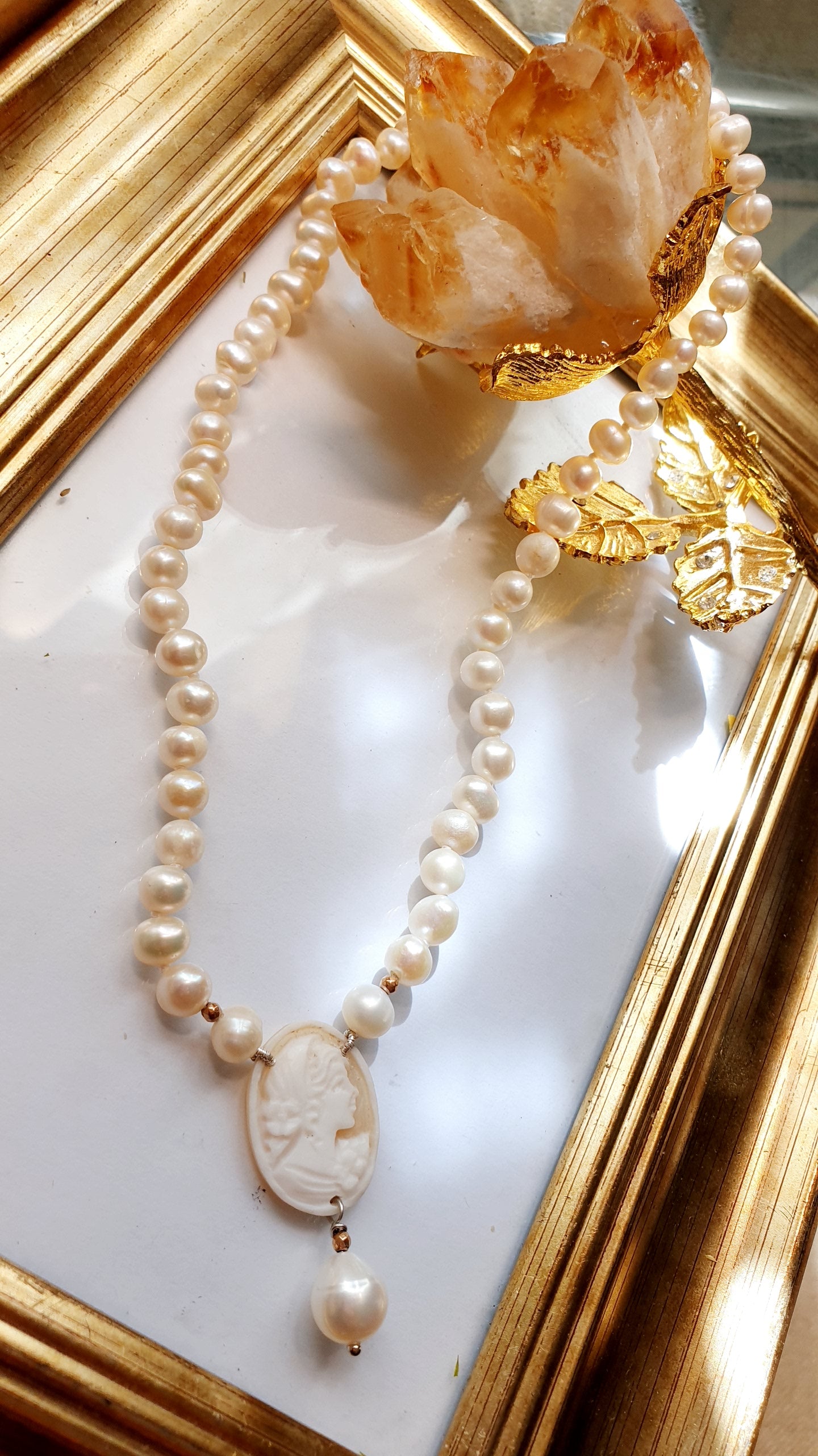 Girocollo in perle di fiume con cammeo originale