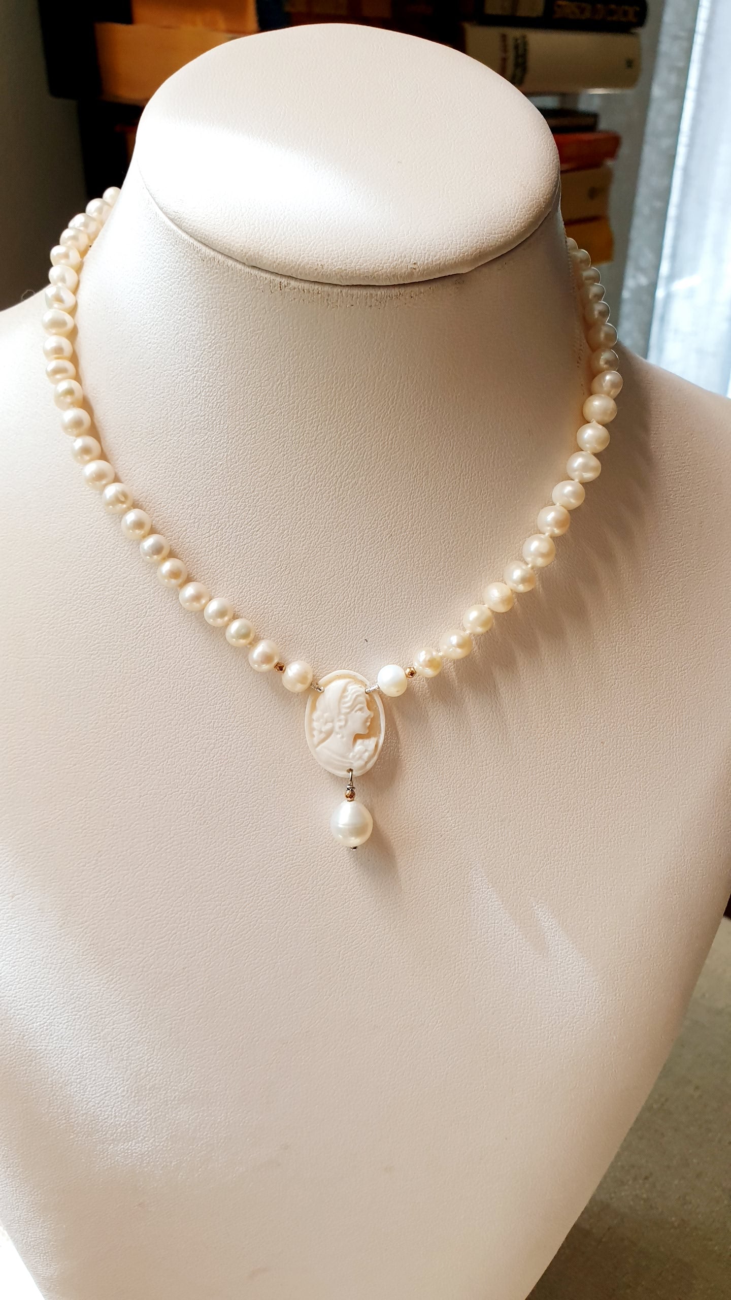 Girocollo in perle di fiume con cammeo originale