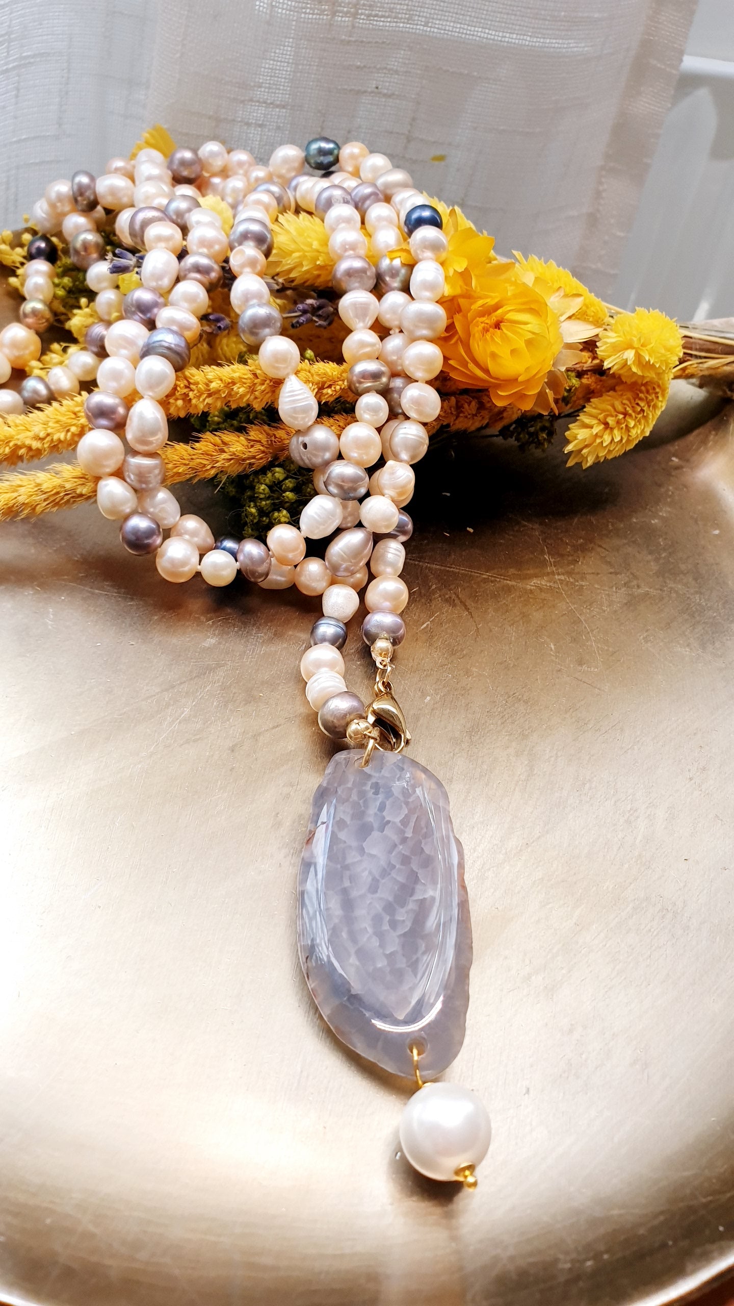 Lunga collana di perle con agata