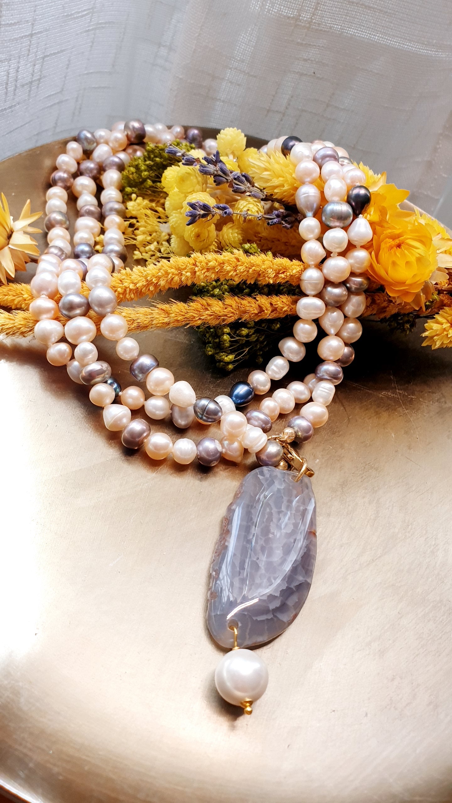Lunga collana di perle con agata