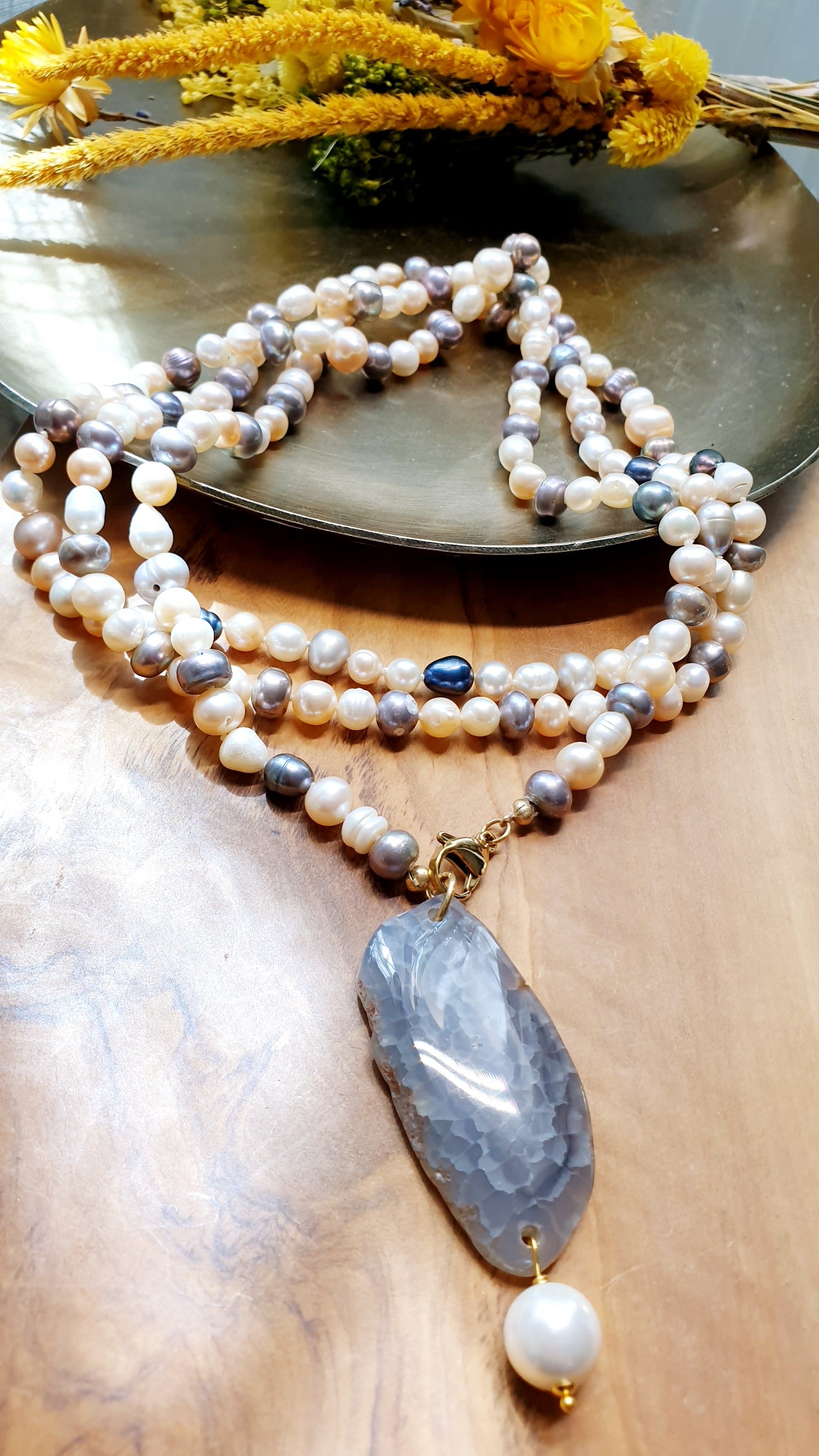 Lunga collana di perle con agata