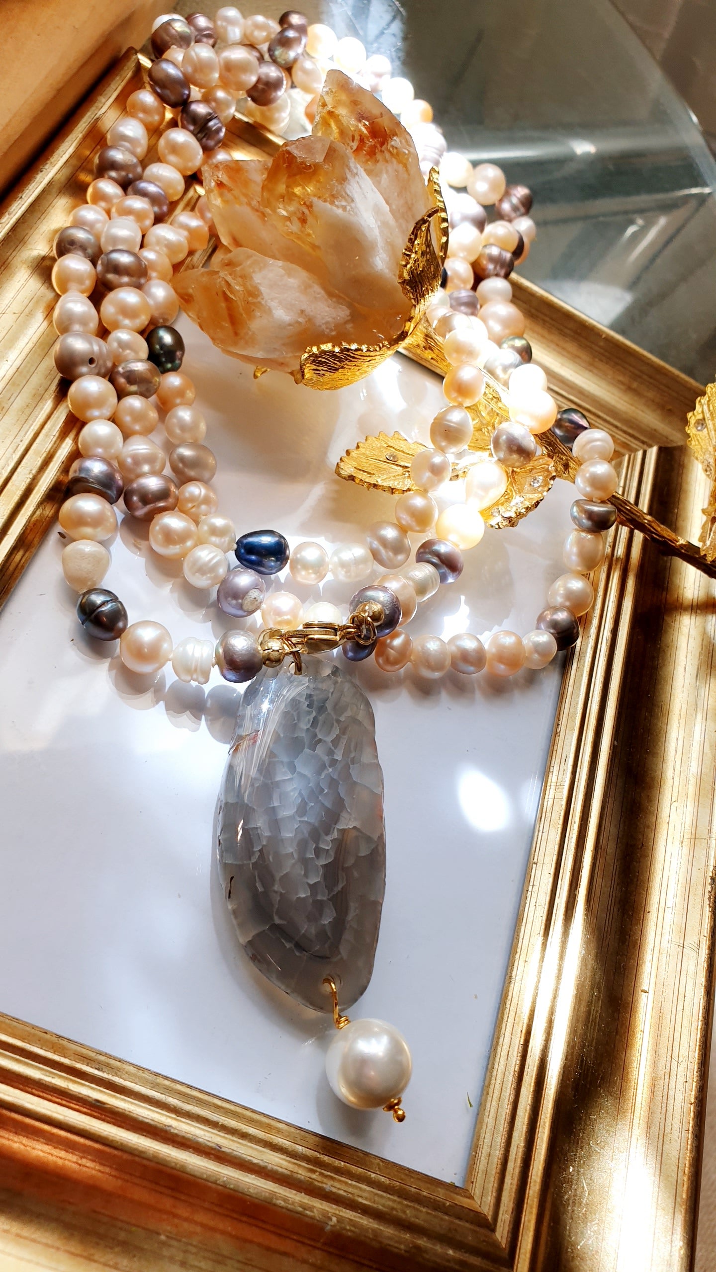 Lunga collana di perle con agata