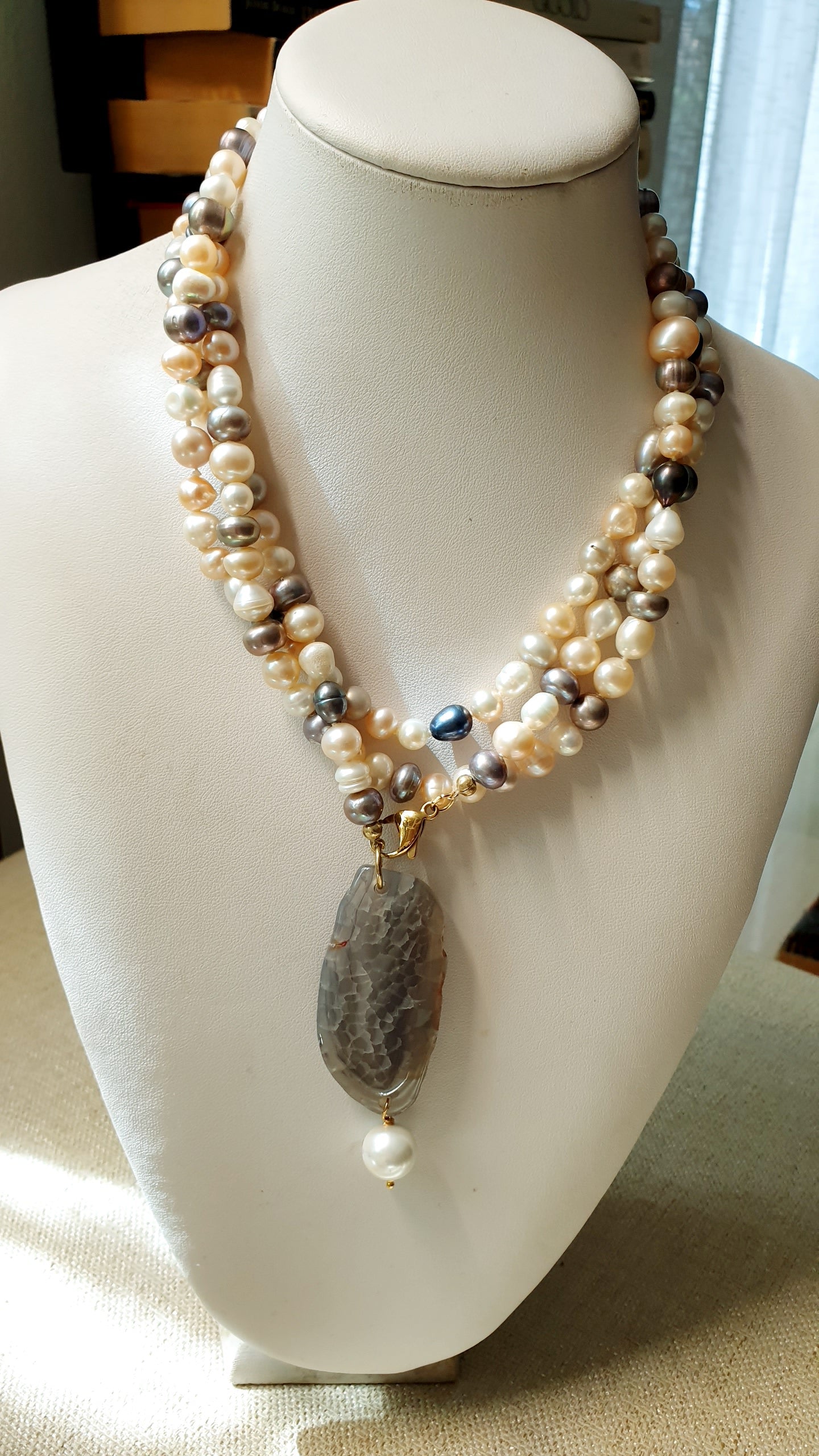 Lunga collana di perle con agata