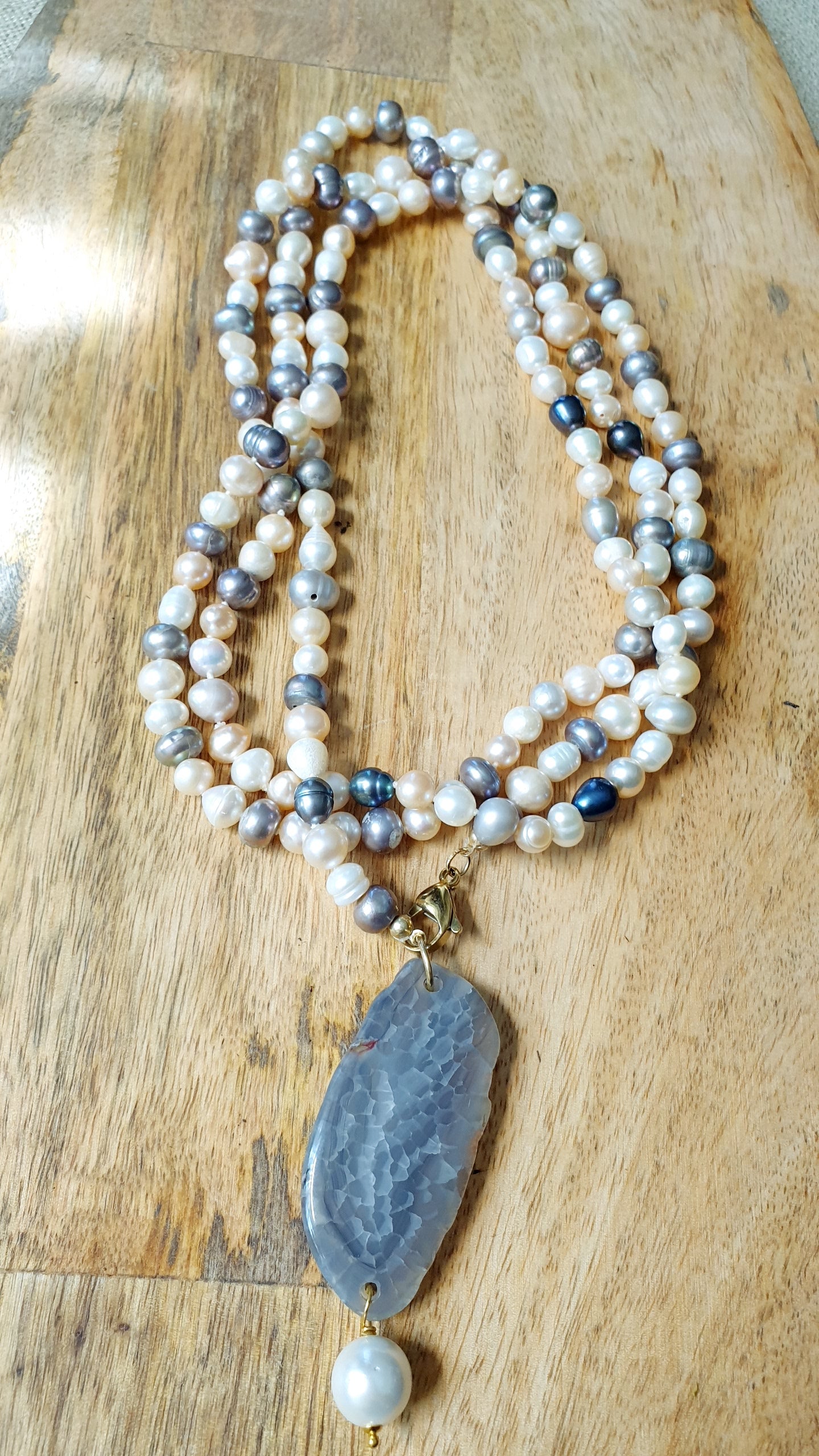 Lunga collana di perle con agata