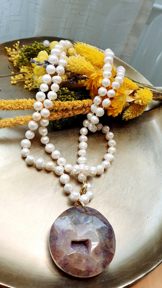 Lunga collana di perle con drusa di agata