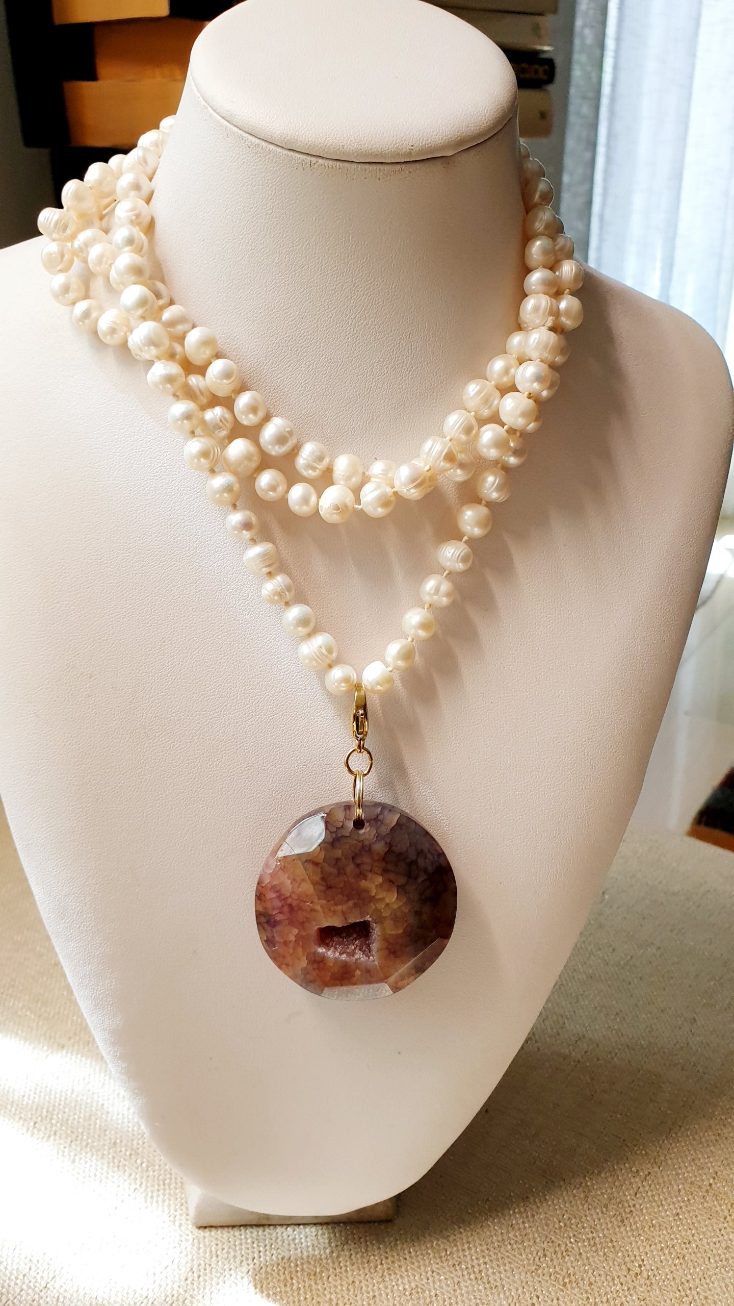 Lunga collana di perle con drusa di agata