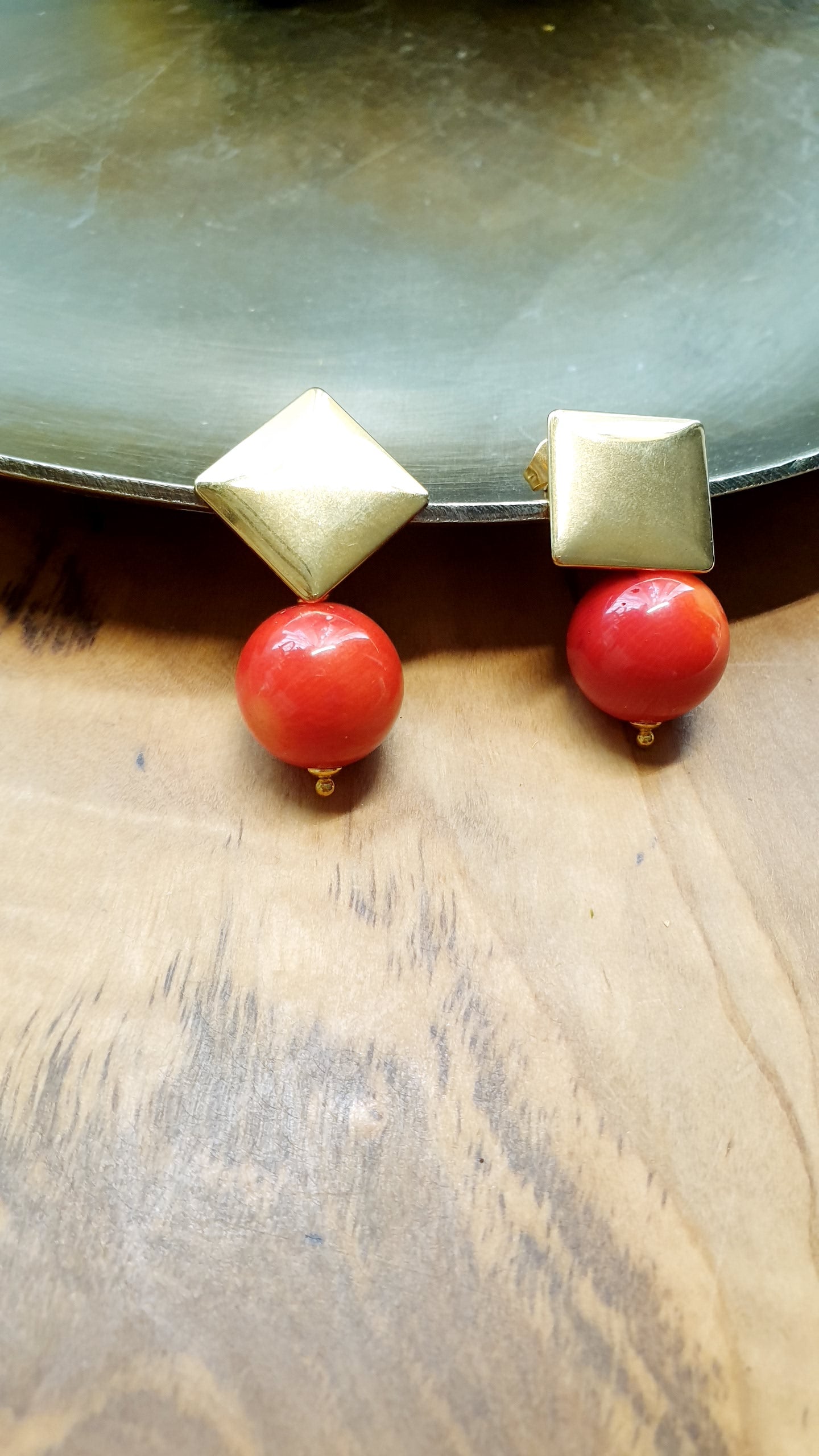 Orecchini in ottone con corallo bamboo