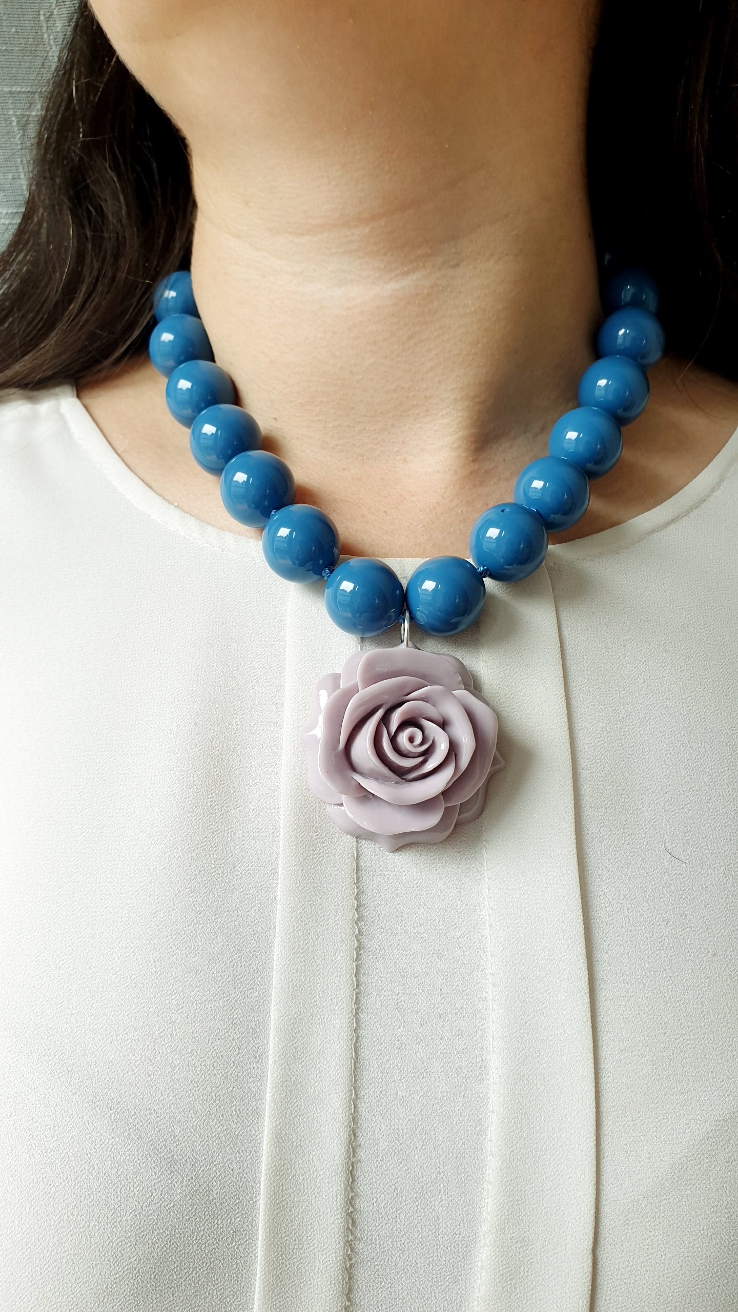 Collana di resina con rosa