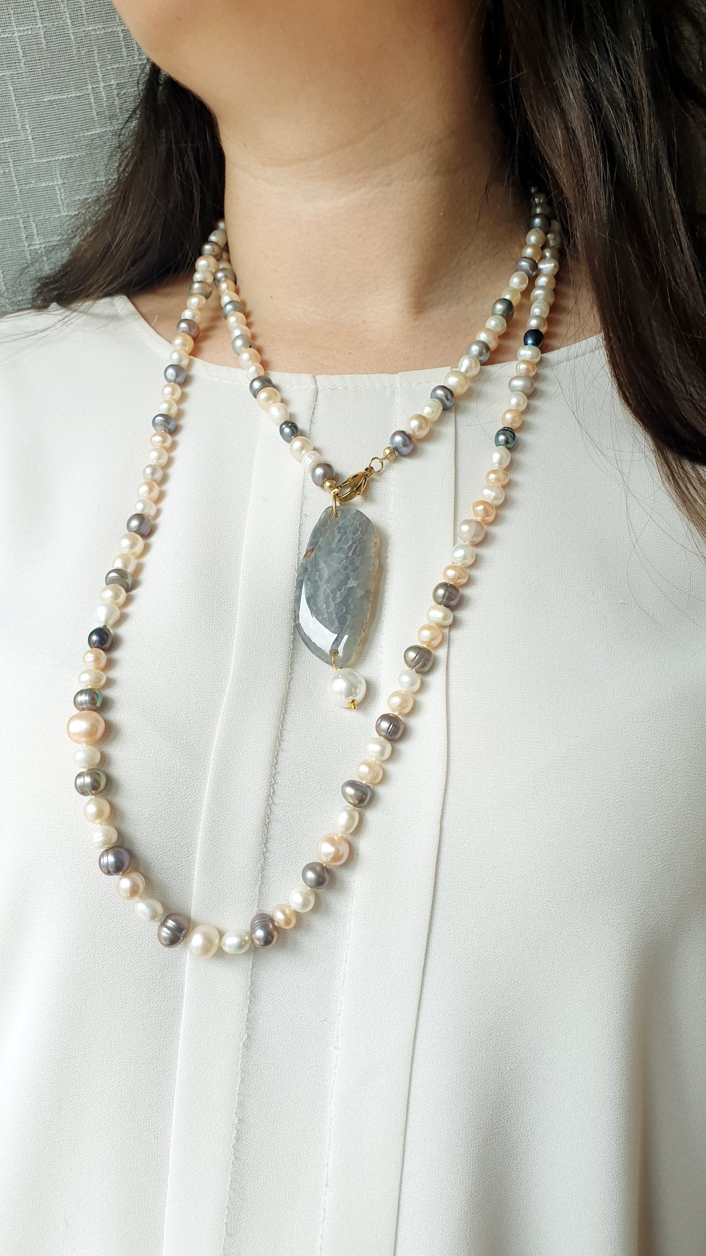 Lunga collana di perle con agata