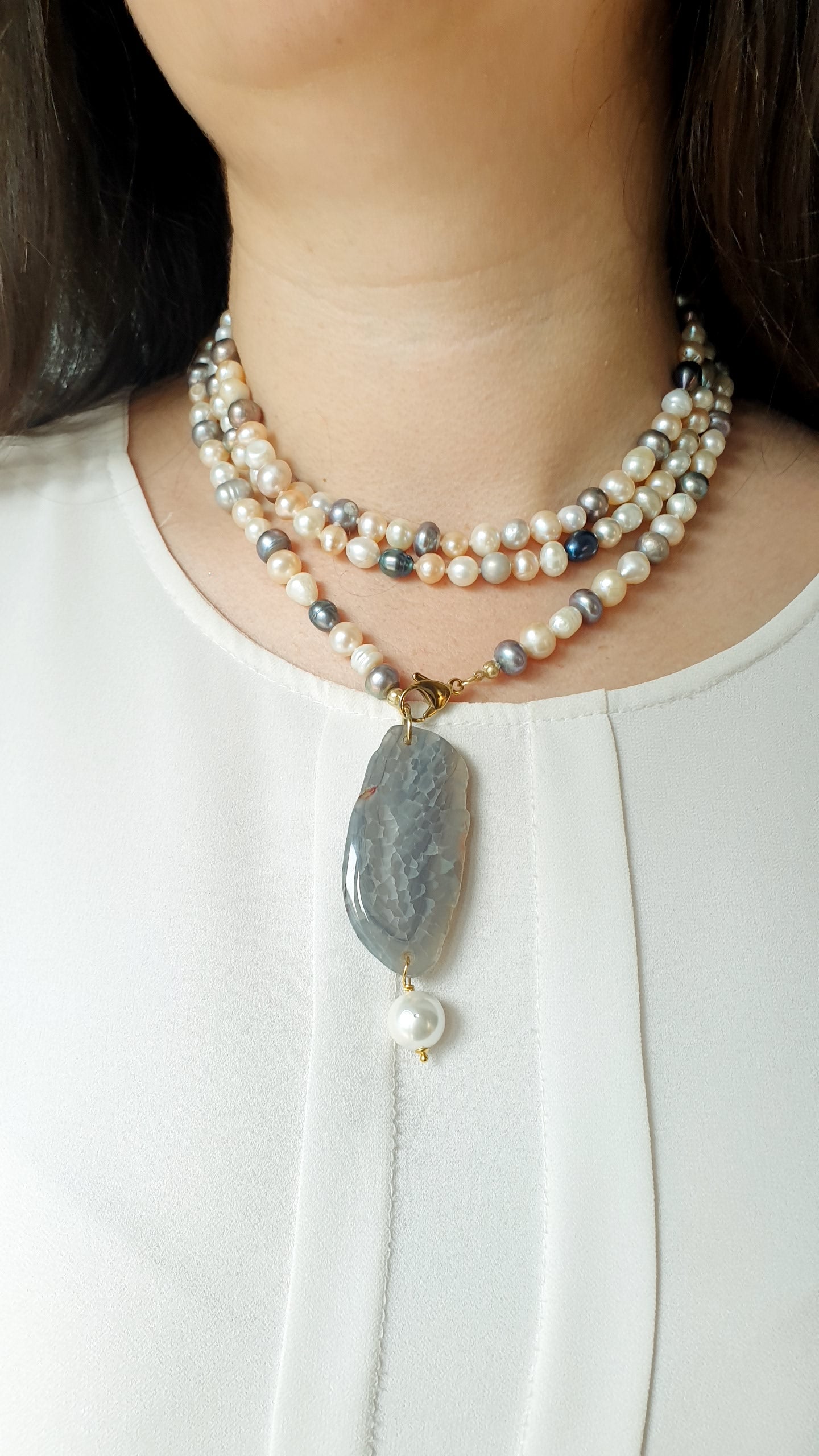 Lunga collana di perle con agata