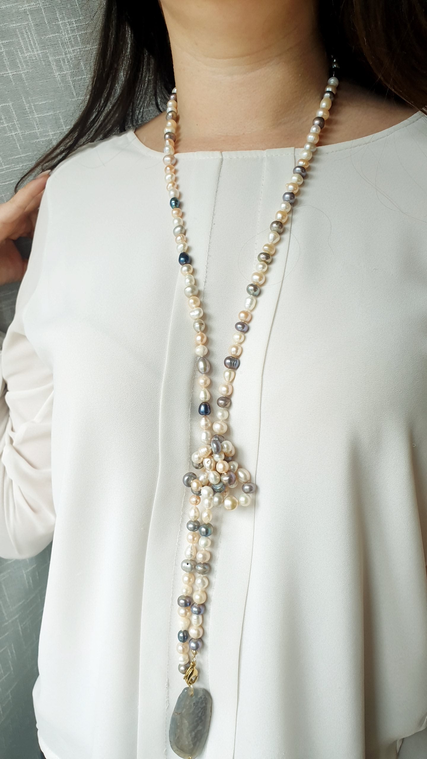 Lunga collana di perle con agata