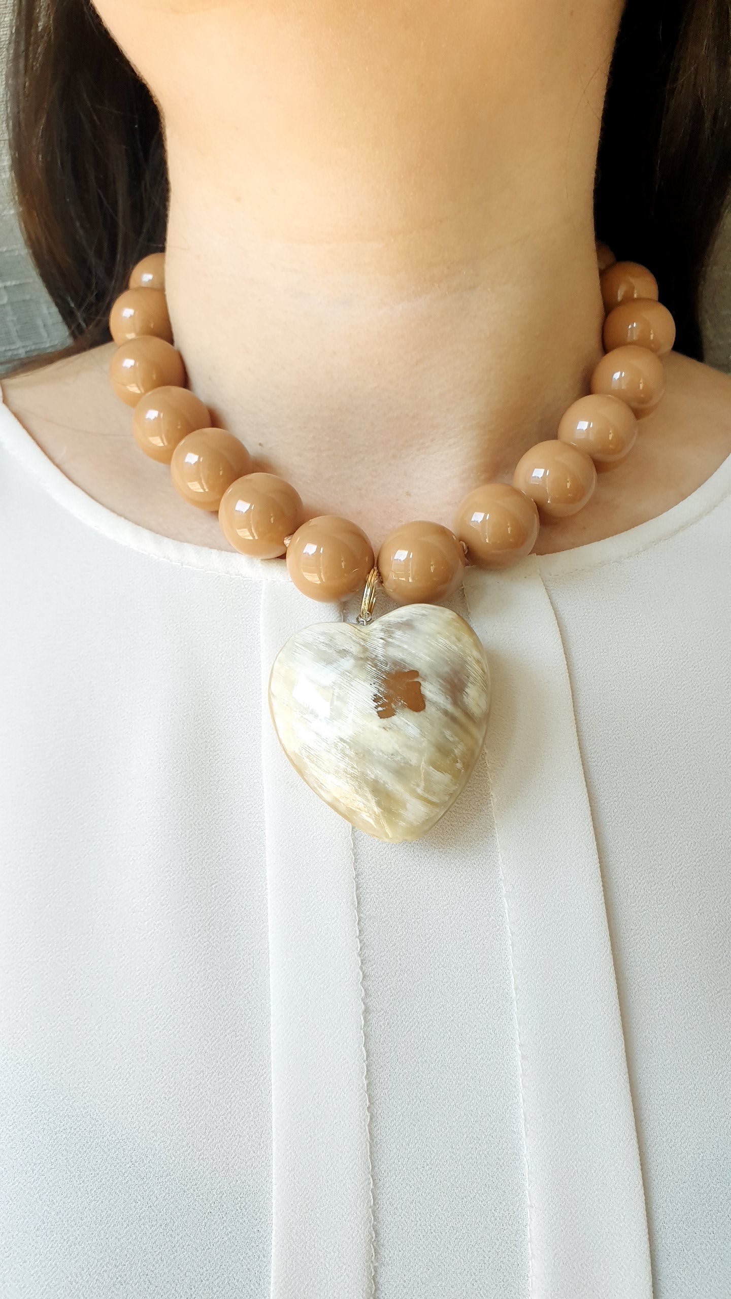 Collana di resina con cuore in corno