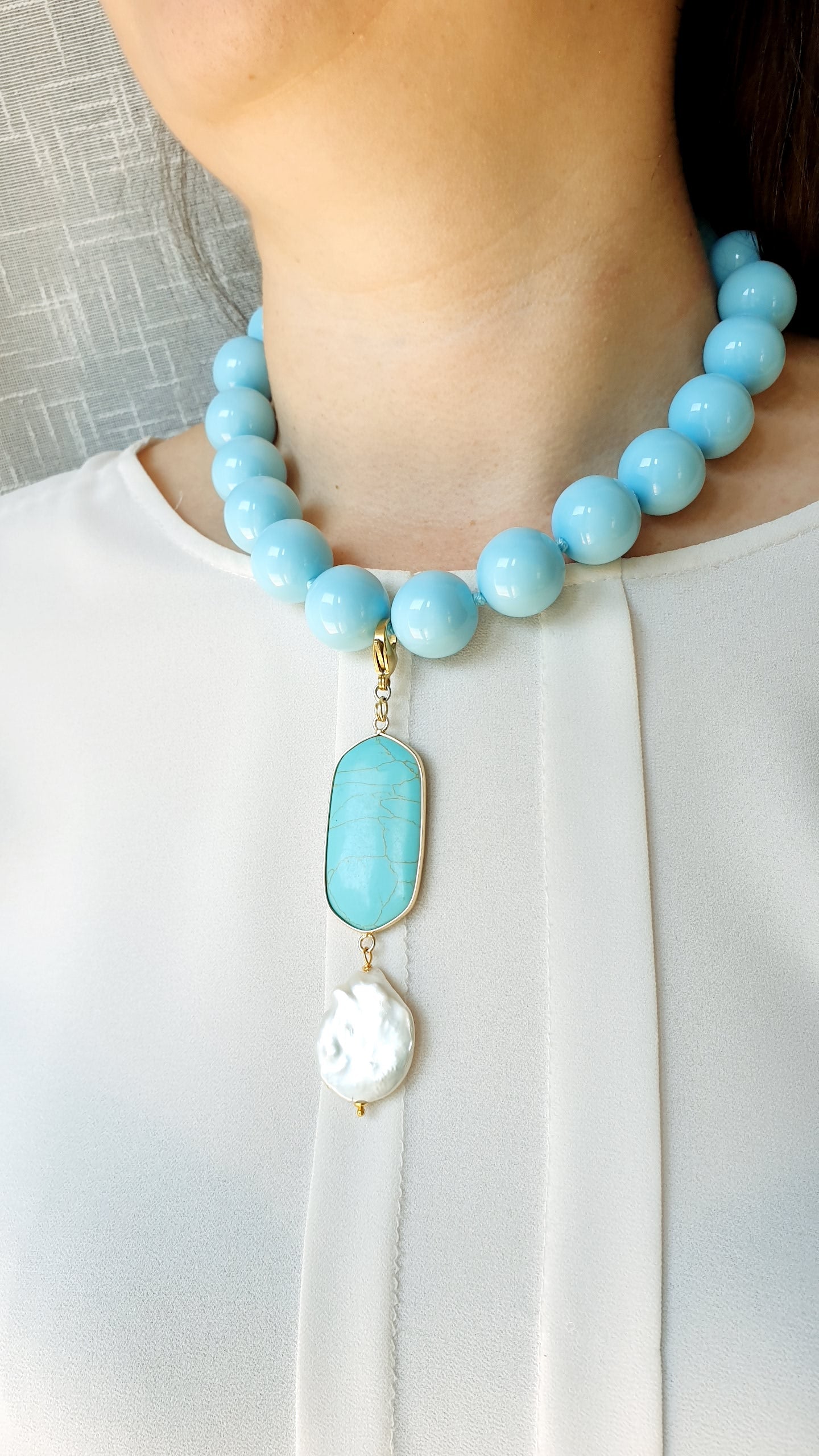 Collana di resina con pasta di turchese e perla barocca.