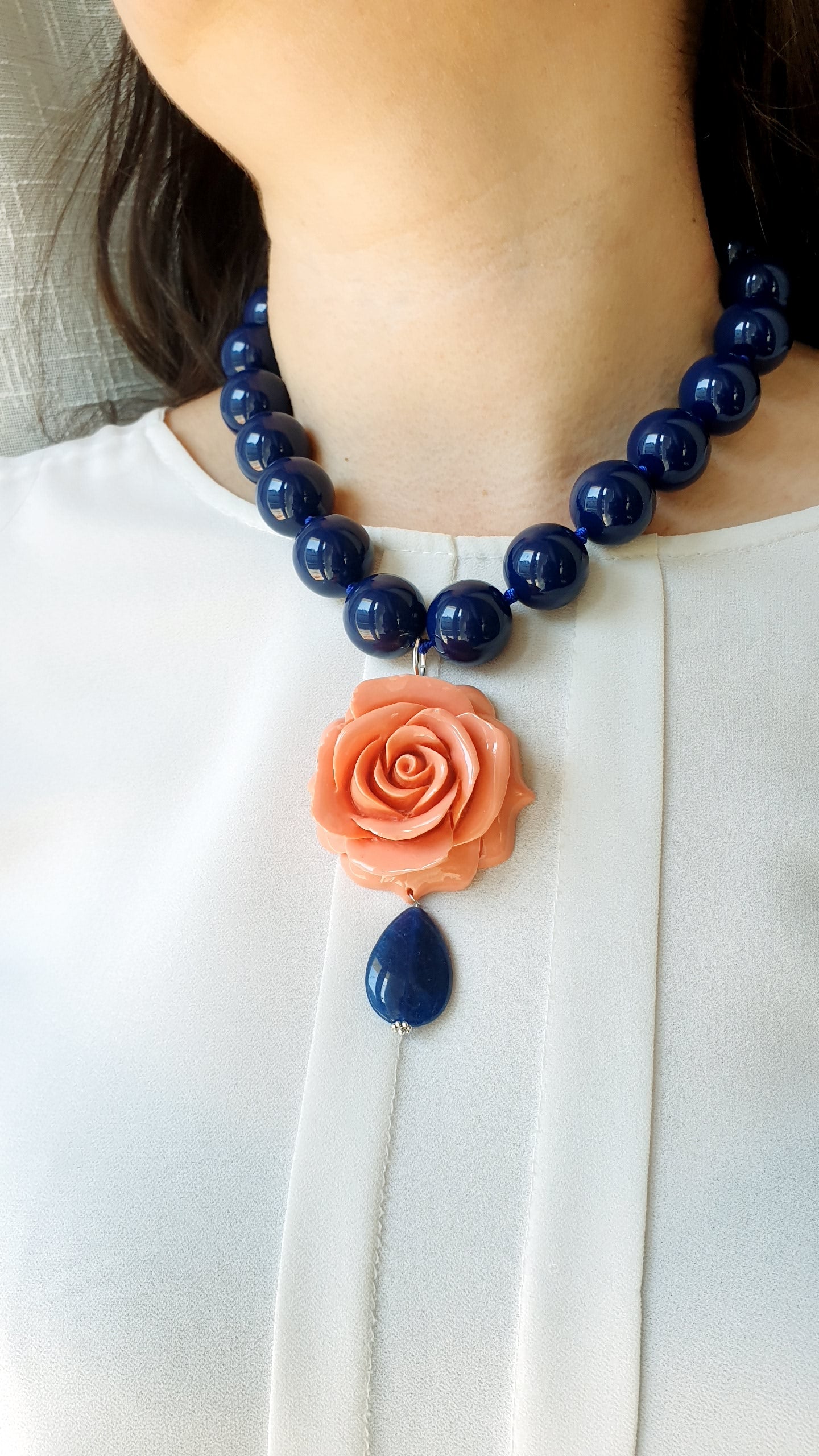 Collana di resina  blu con rosa e lapislazzuli