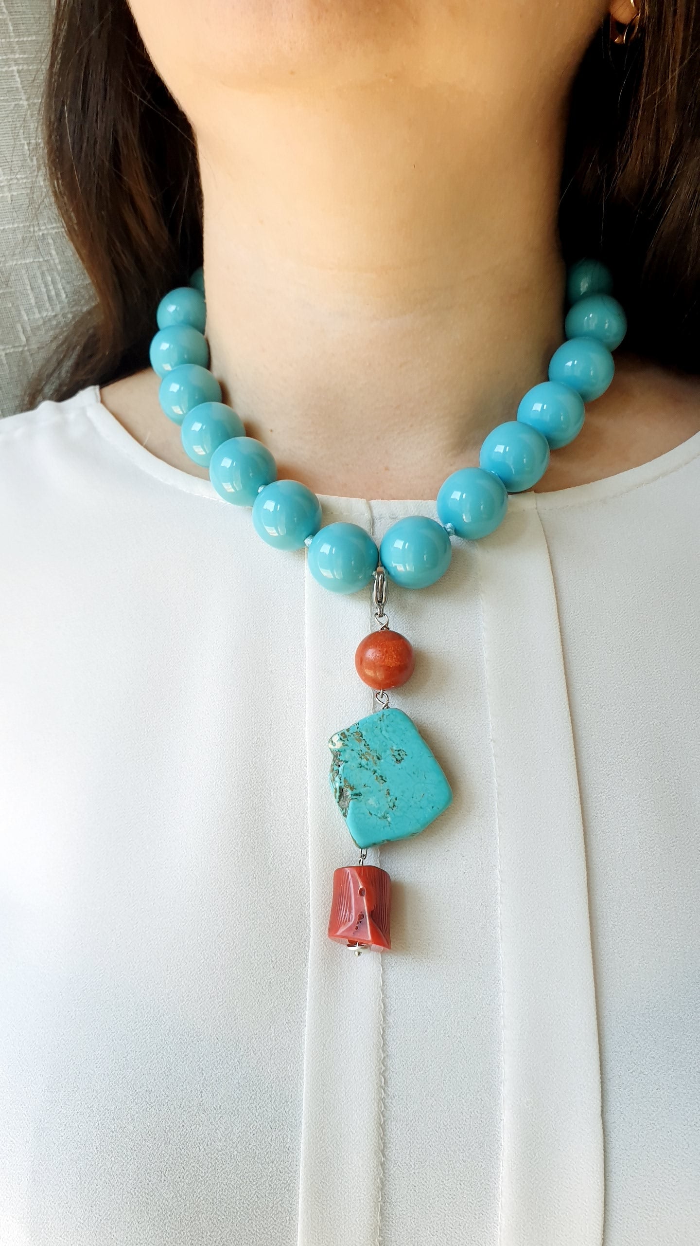 Collana di sfere di resina con pasta di turchese  e corallo baboo.