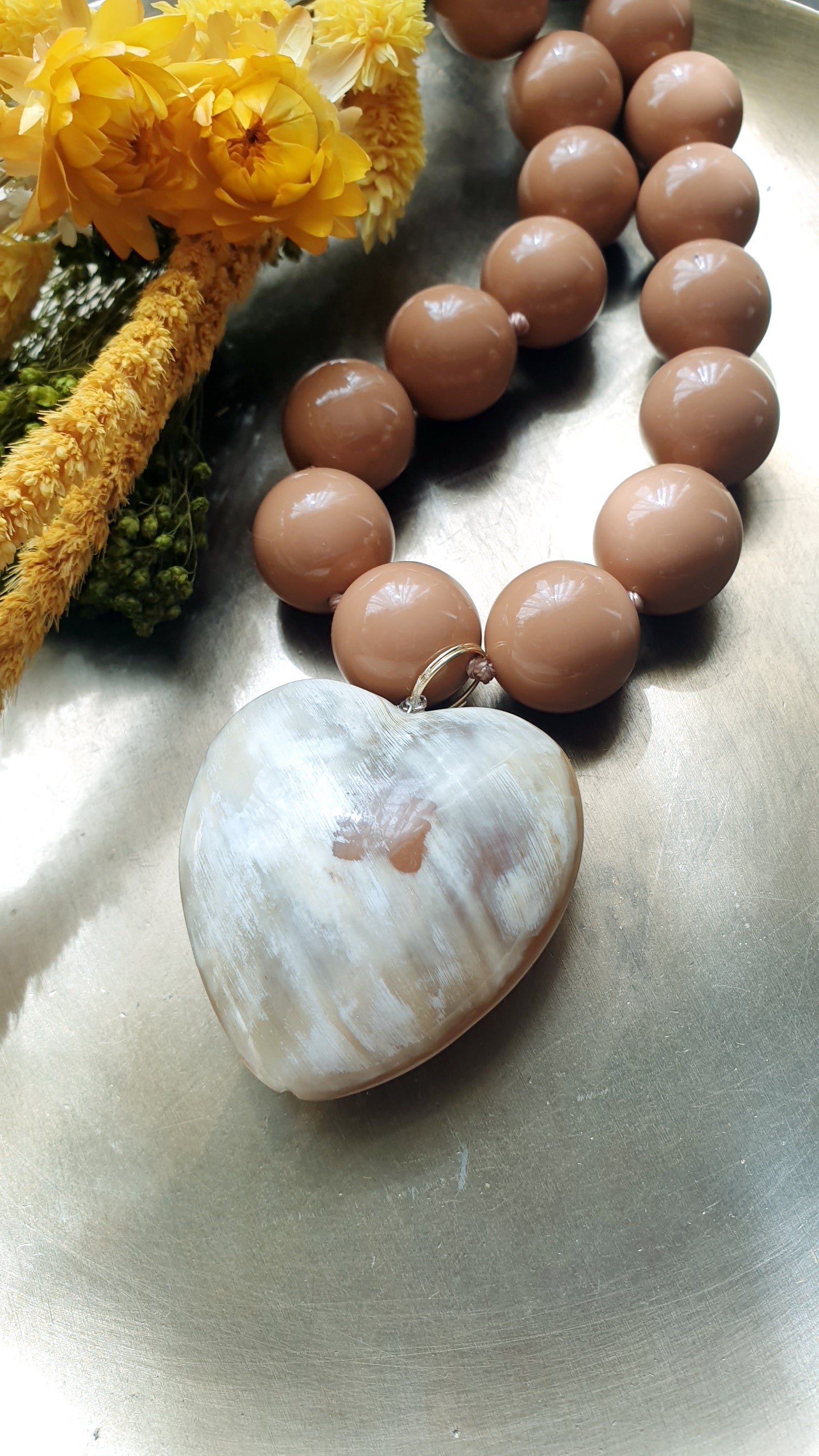 Collana di resina con cuore in corno