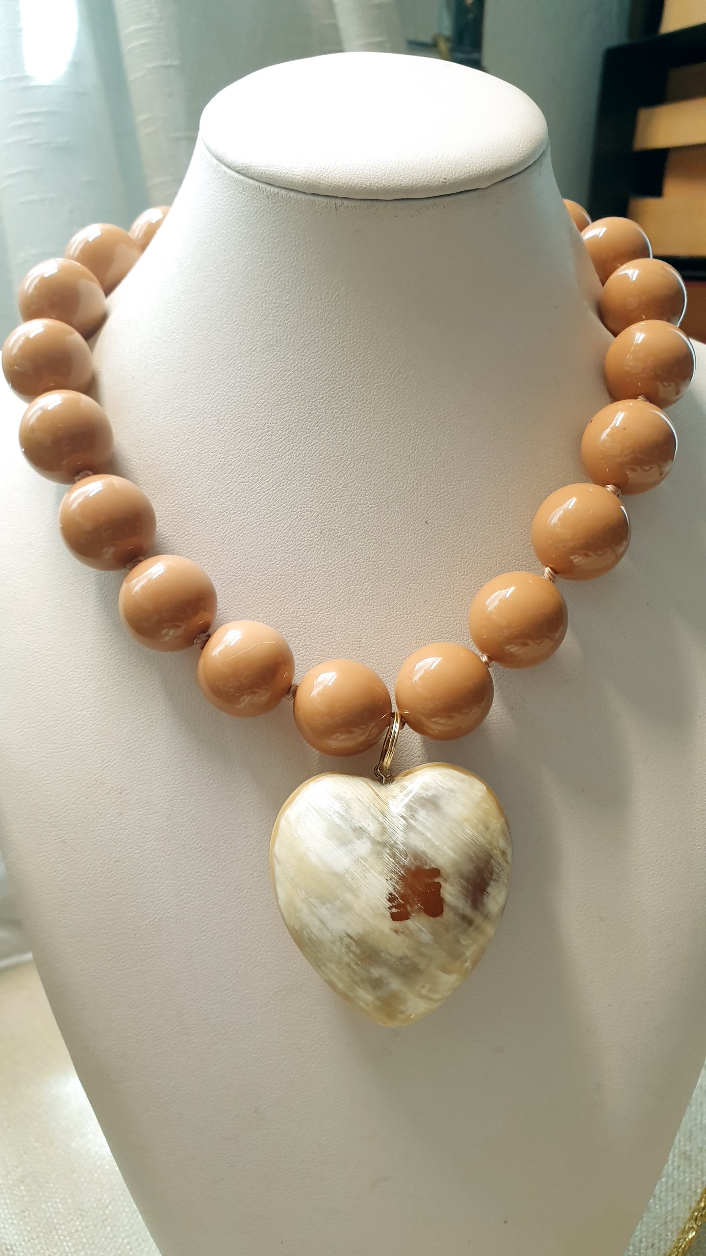 Collana di resina con cuore in corno