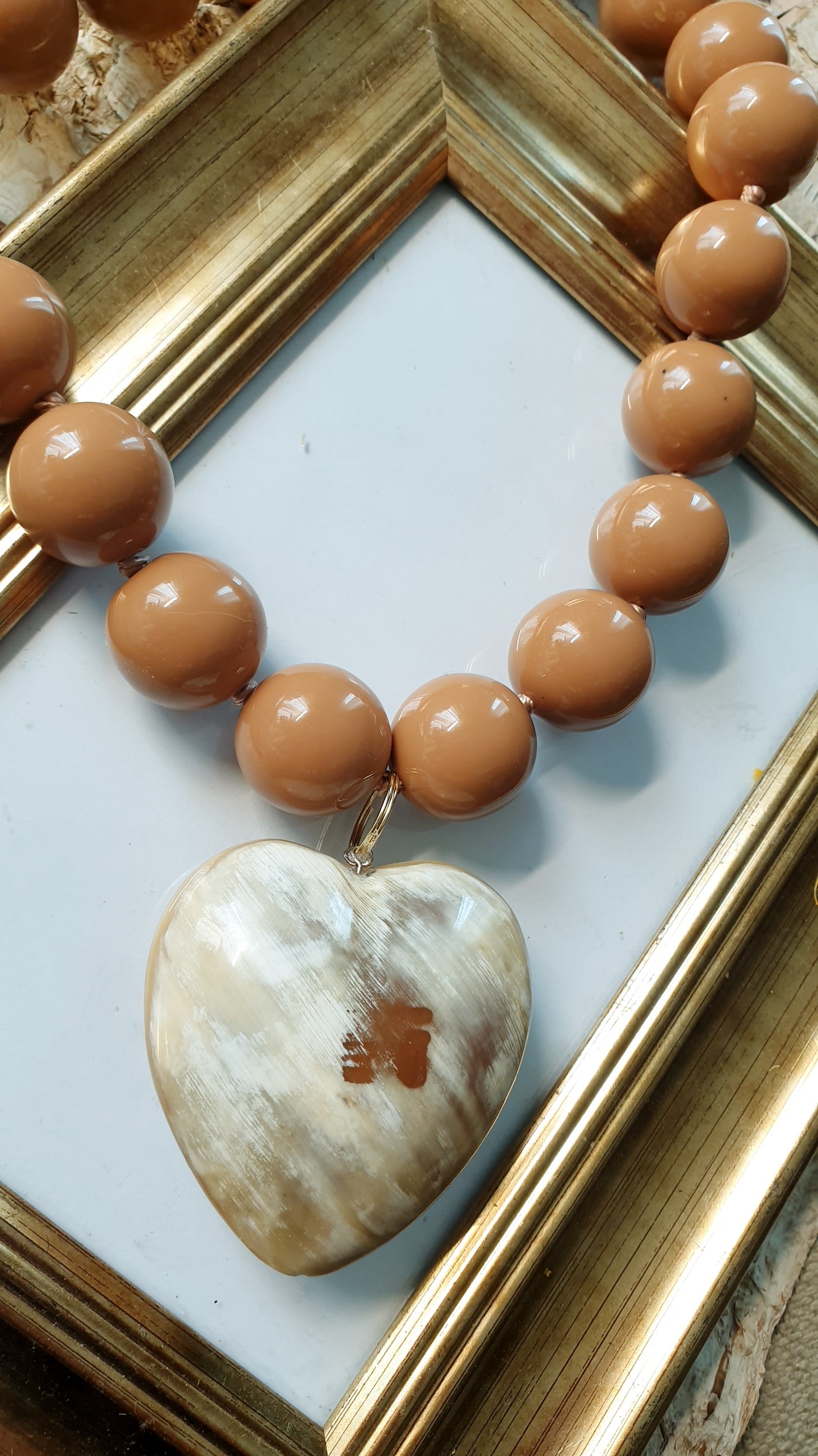 Collana di resina con cuore in corno