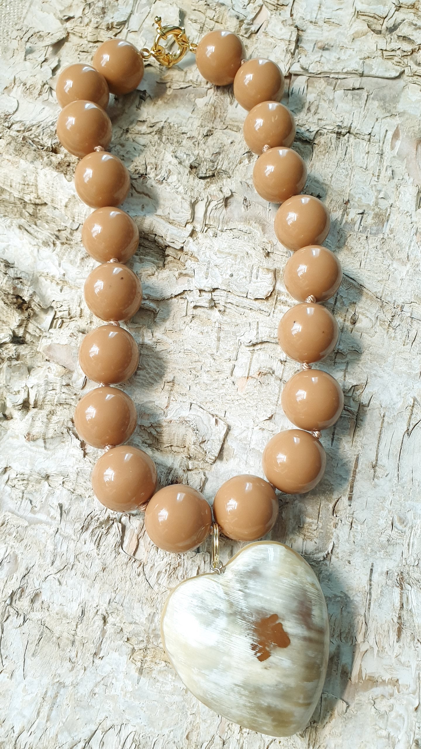 Collana di resina con cuore in corno