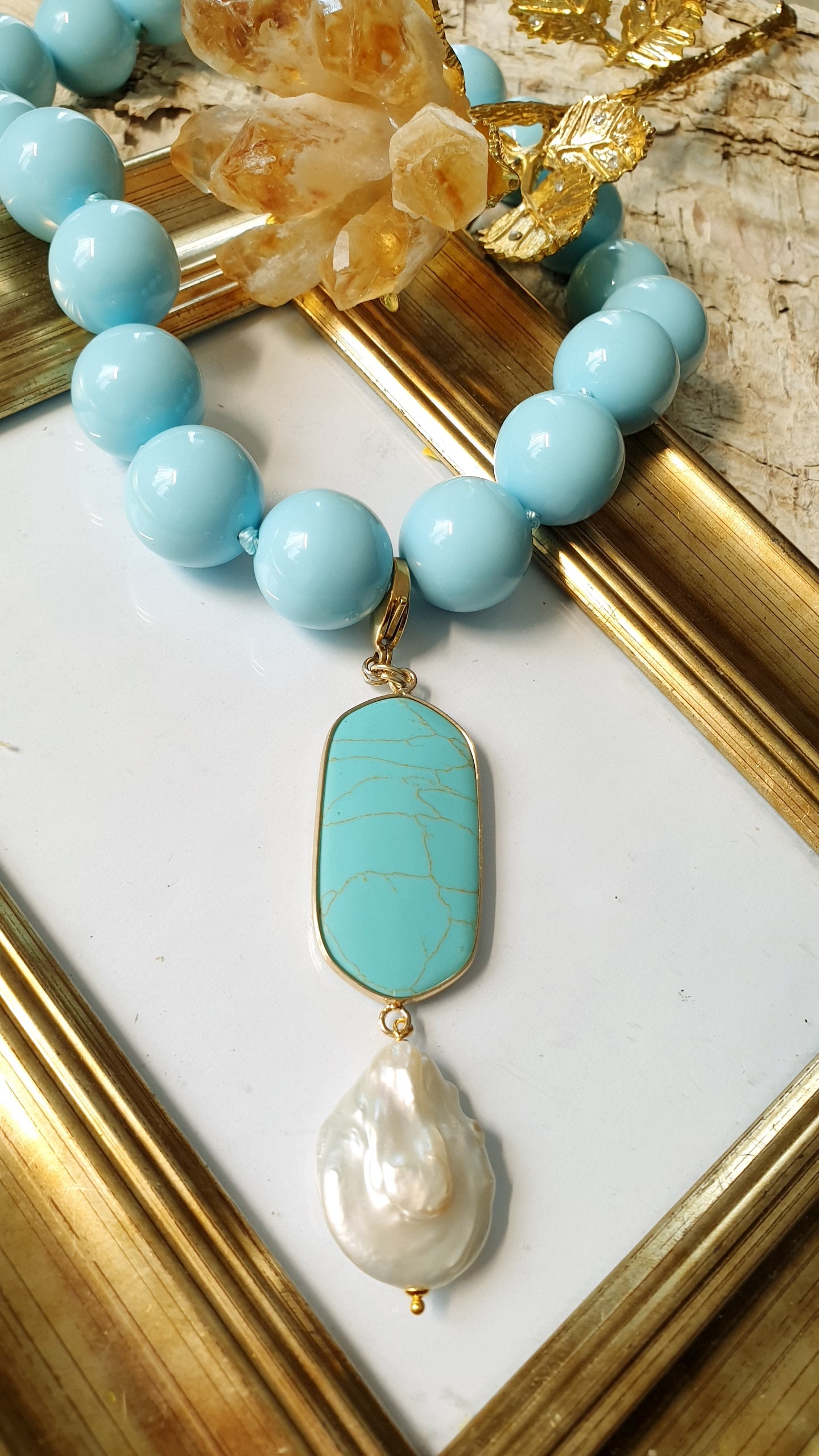 Collana di resina con pasta di turchese e perla barocca.