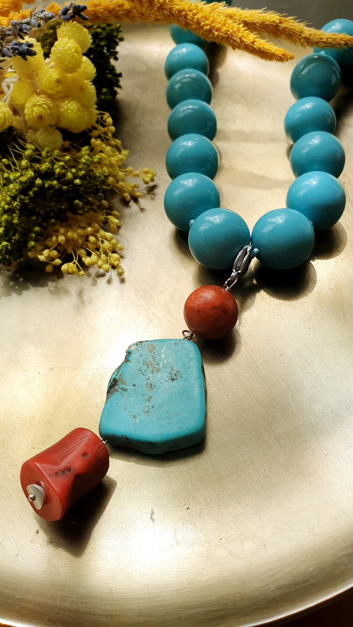 Collana di sfere di resina con pasta di turchese  e corallo baboo.