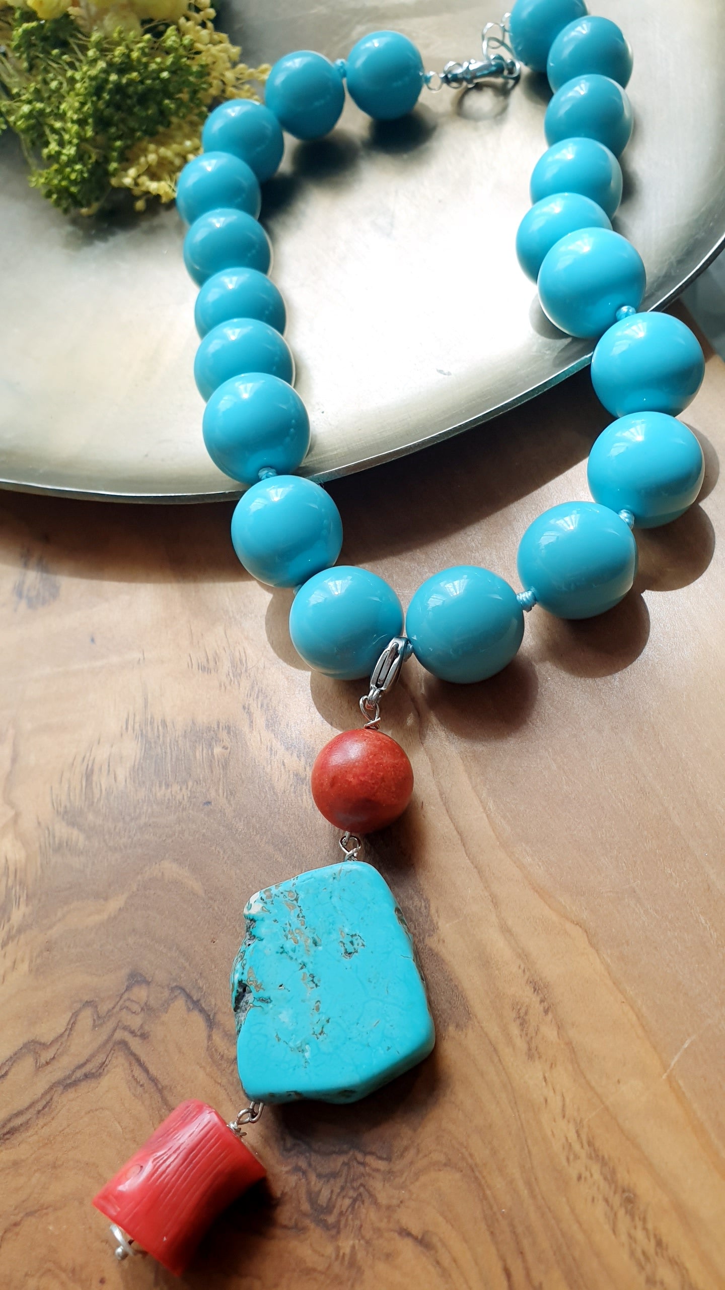 Collana di sfere di resina con pasta di turchese  e corallo baboo.